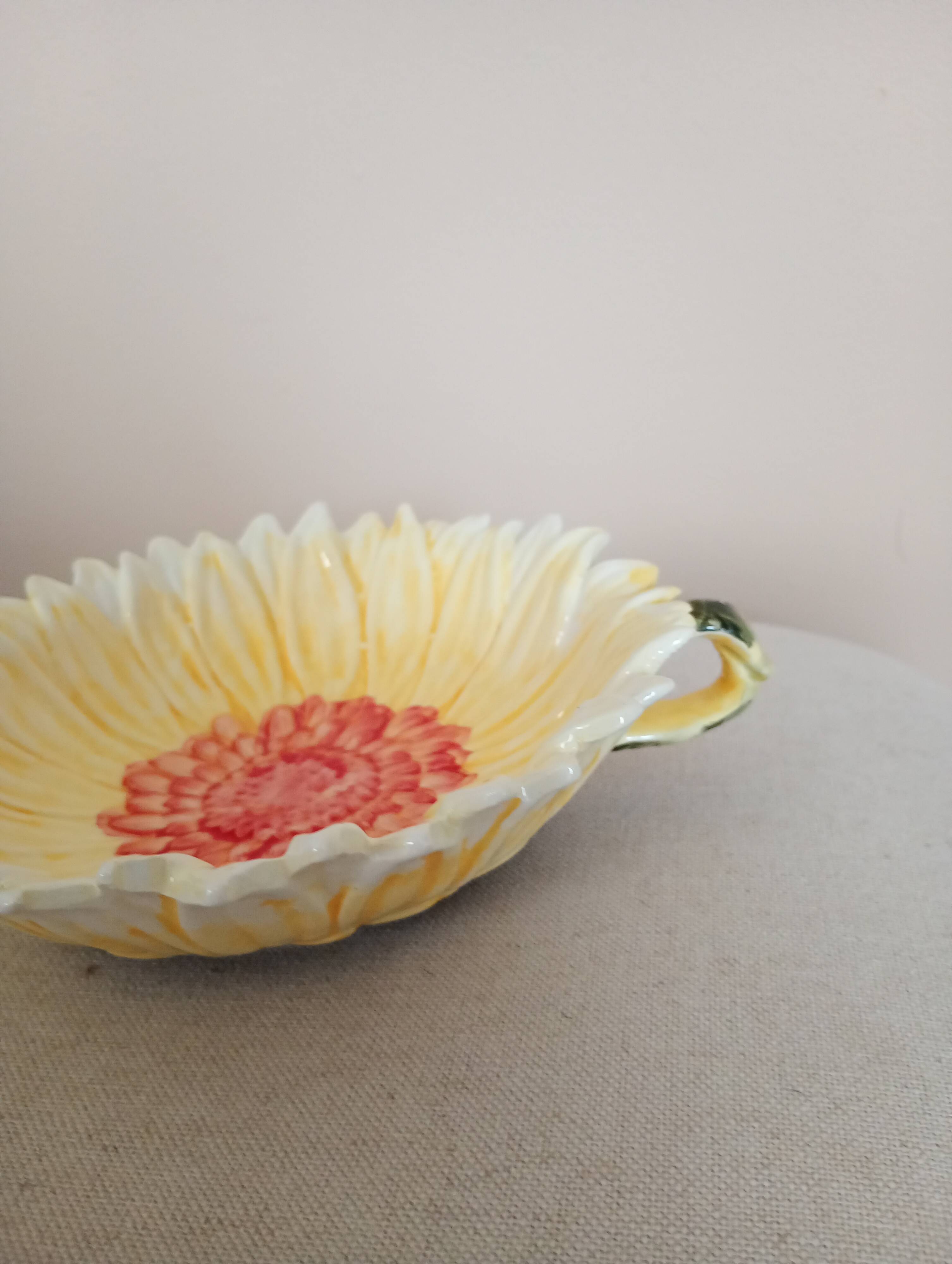 Sunflower-shaped bowl with handles