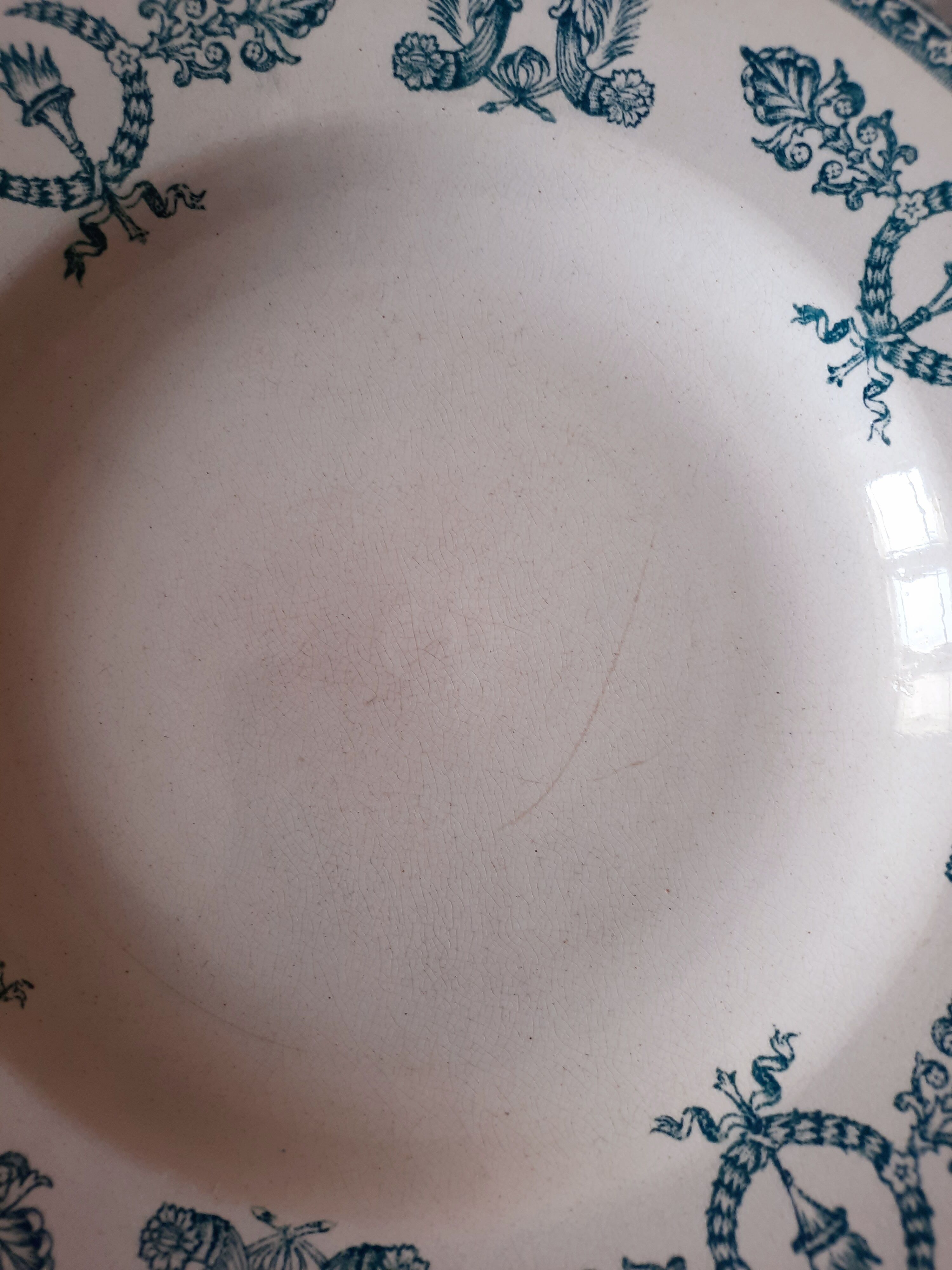 6 hollow plates accompanied by their iron earth soup