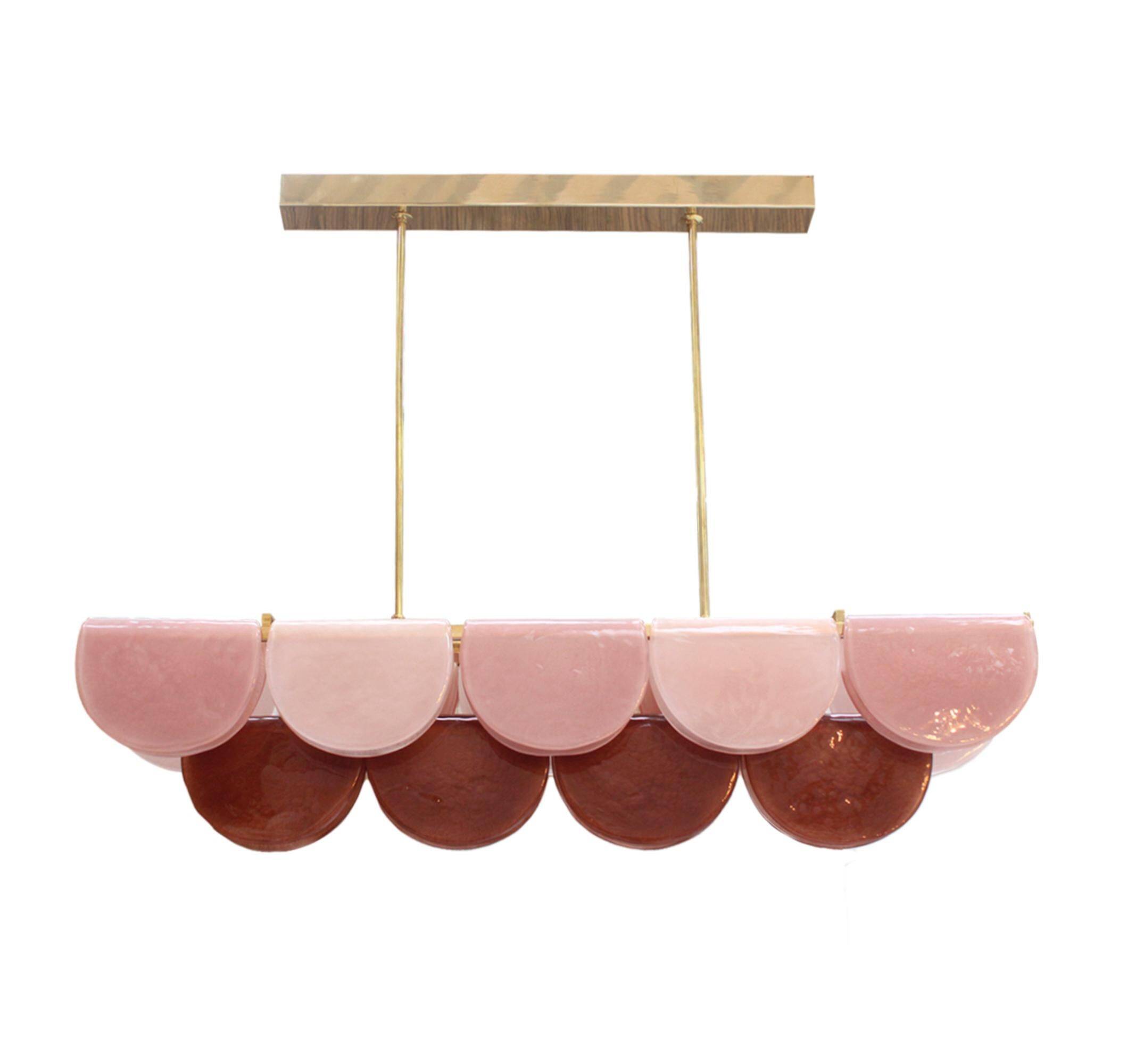 Lampe suspendue en verre de Murano et laiton en bourgogne, rose pâle et rose poudré, Italie.
