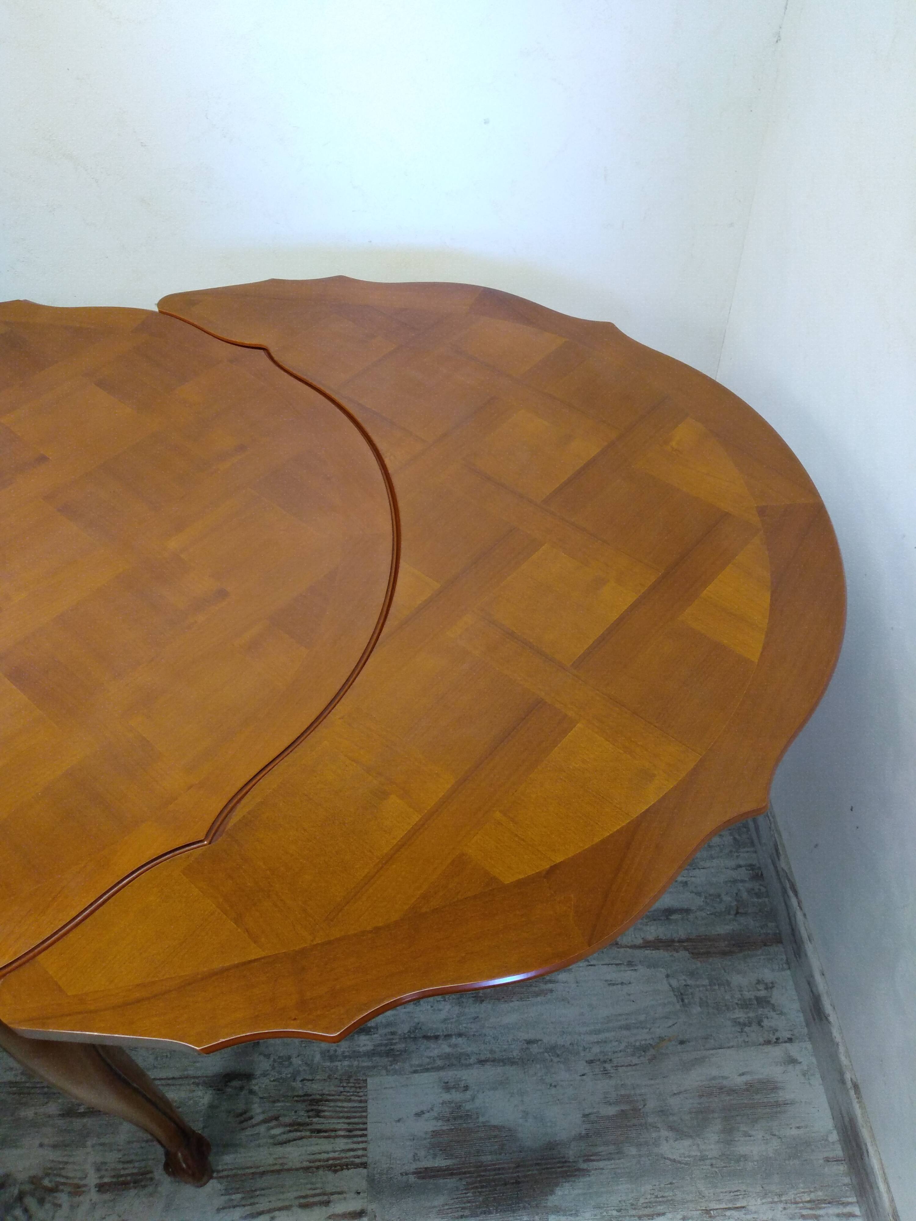 Regency style table with integrated extensions