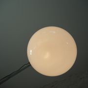 Suspension art déco globe en opaline blanche et tige en aluminium
