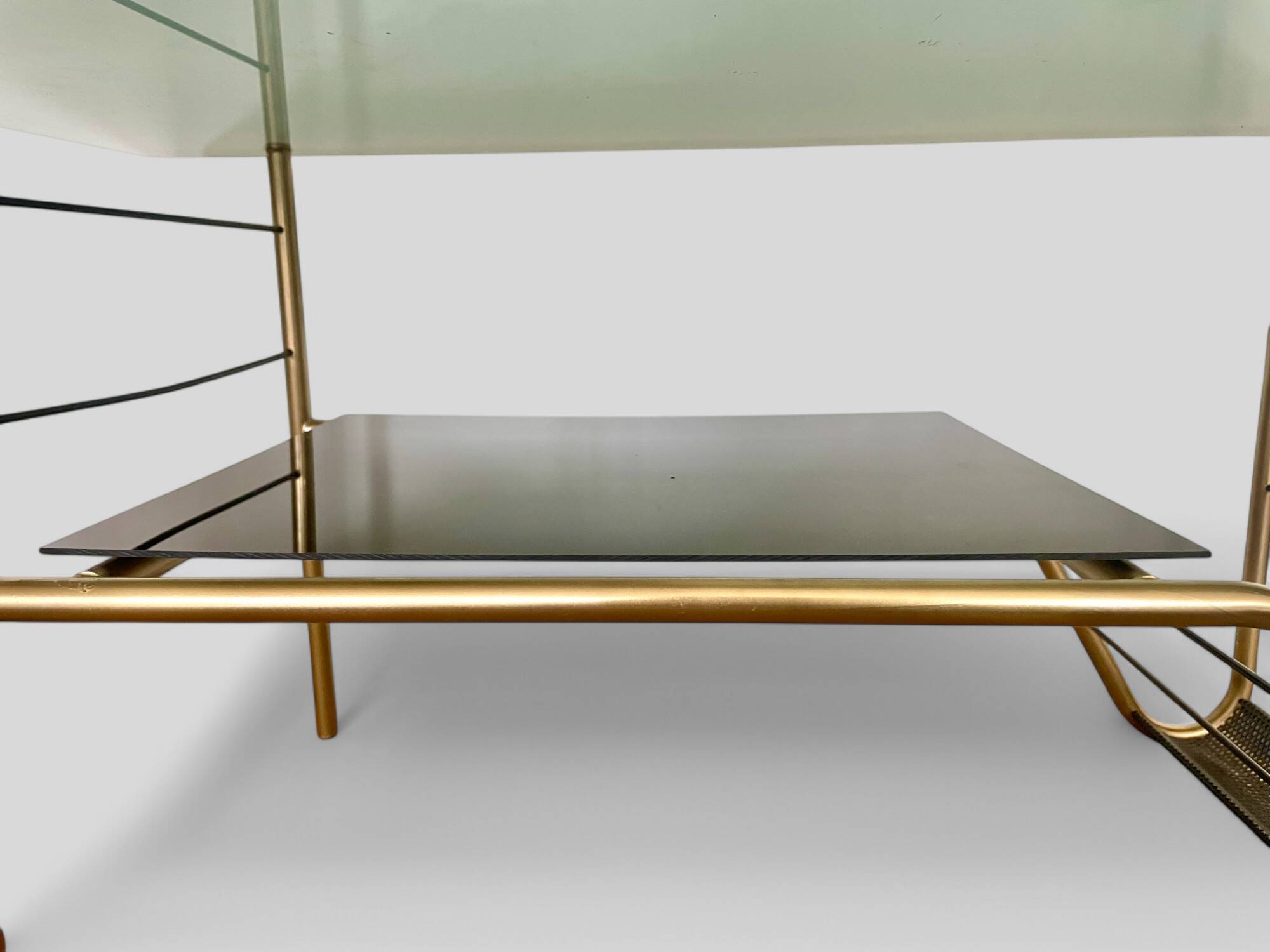 Table basse moderniste en métal et verre fumé