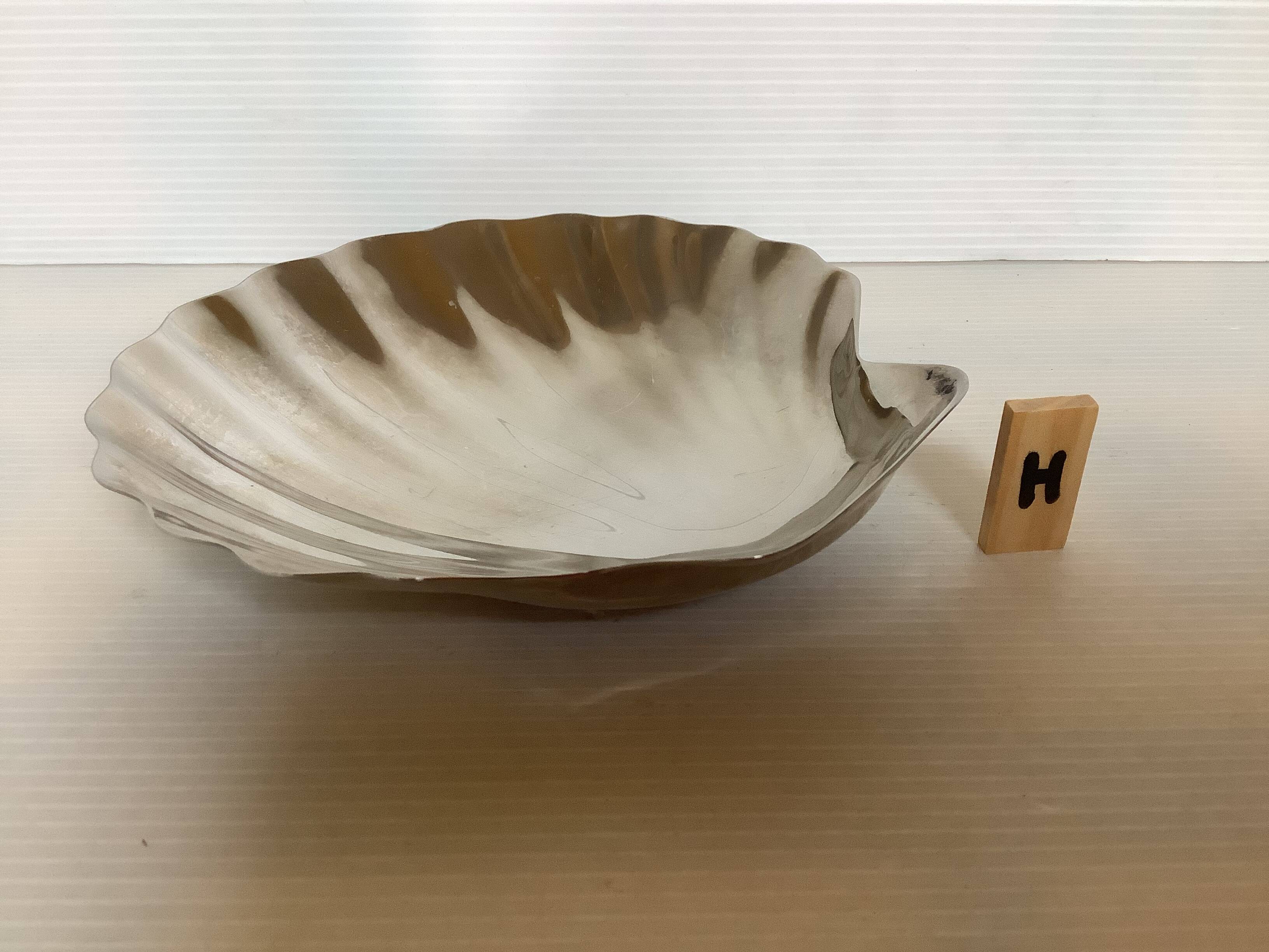 Shell-shaped pocket ashtray H