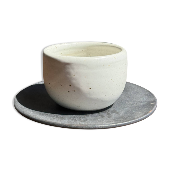 Tasse blanche en céramique indonésienne et soucoupe grise