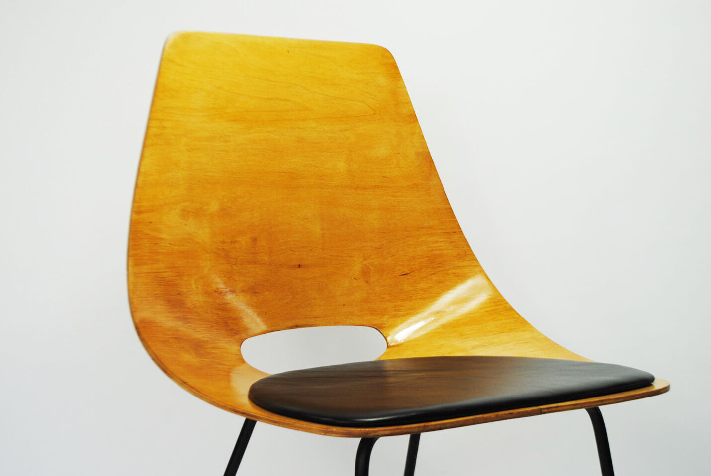 Chaise Tonneau par Pierre Guariche