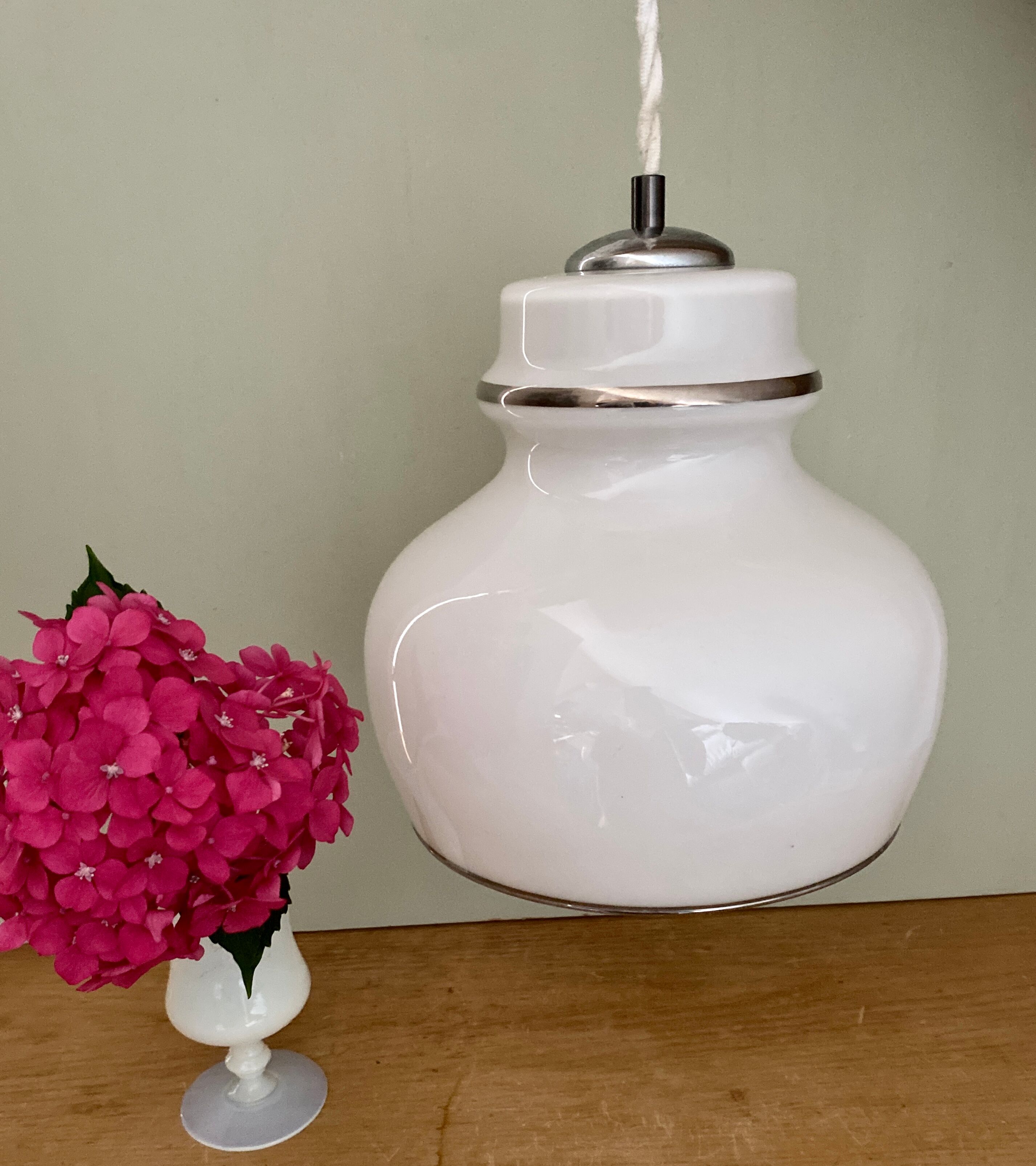 Suspension globe vintage XXL en opaline blanche liserés argentés