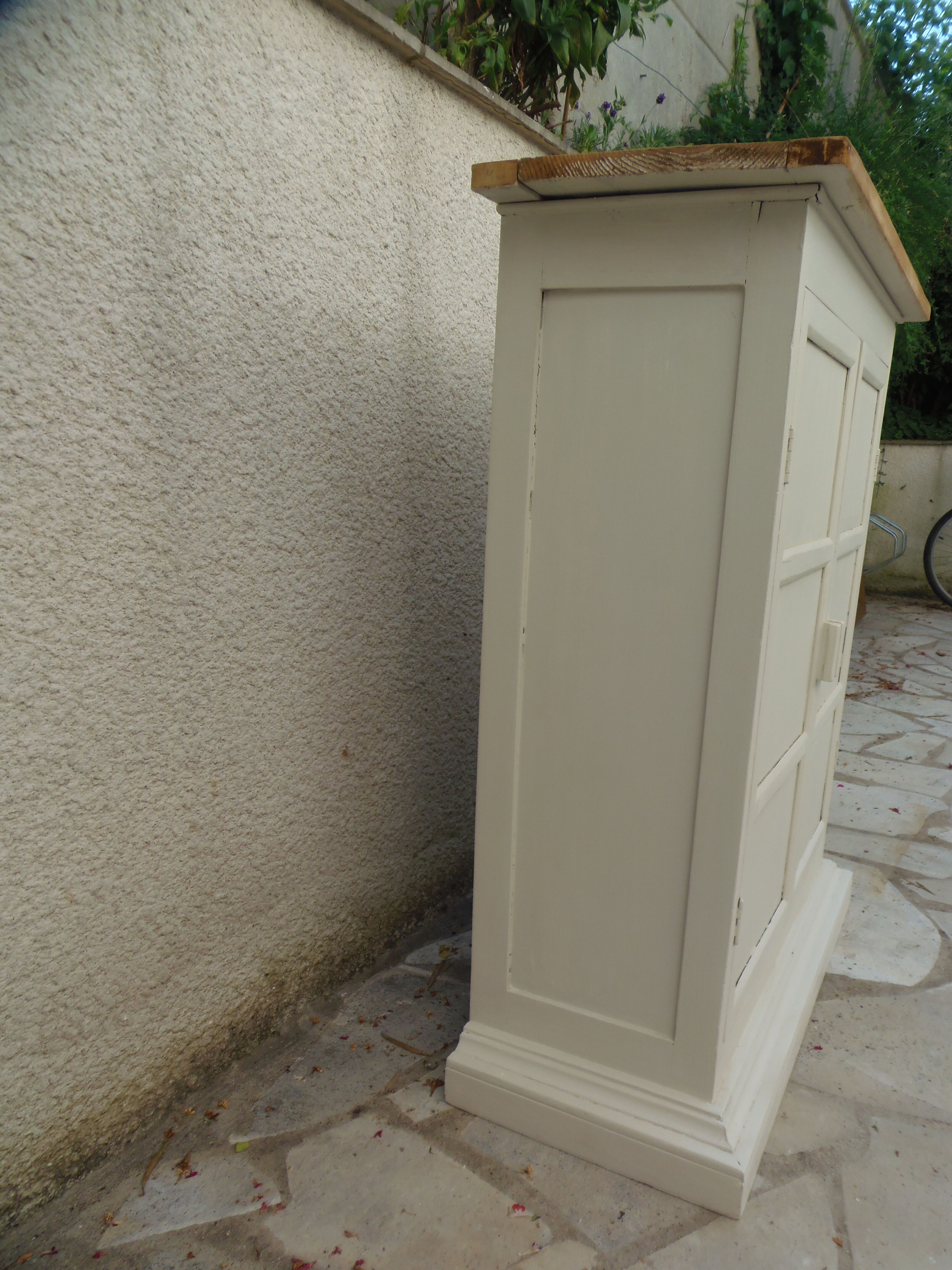 Meuble, buffet peint en beige, plateau en bois brut