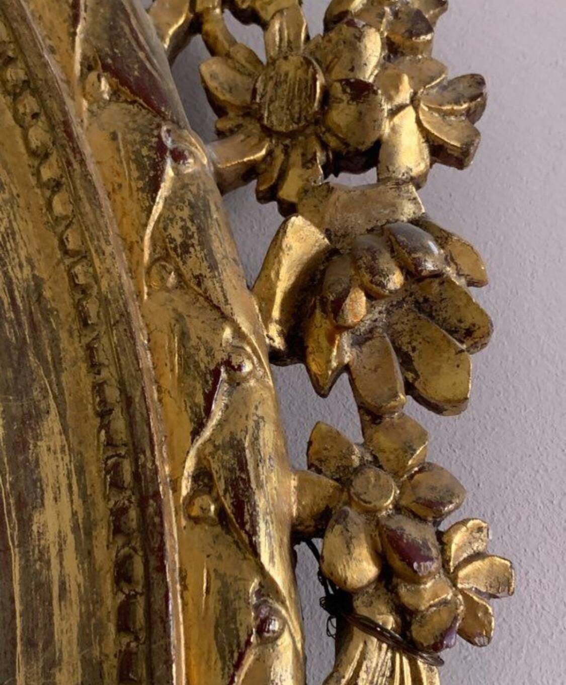 Antique oval mirror with gold leaf – Pediment with bow & floral motifs style