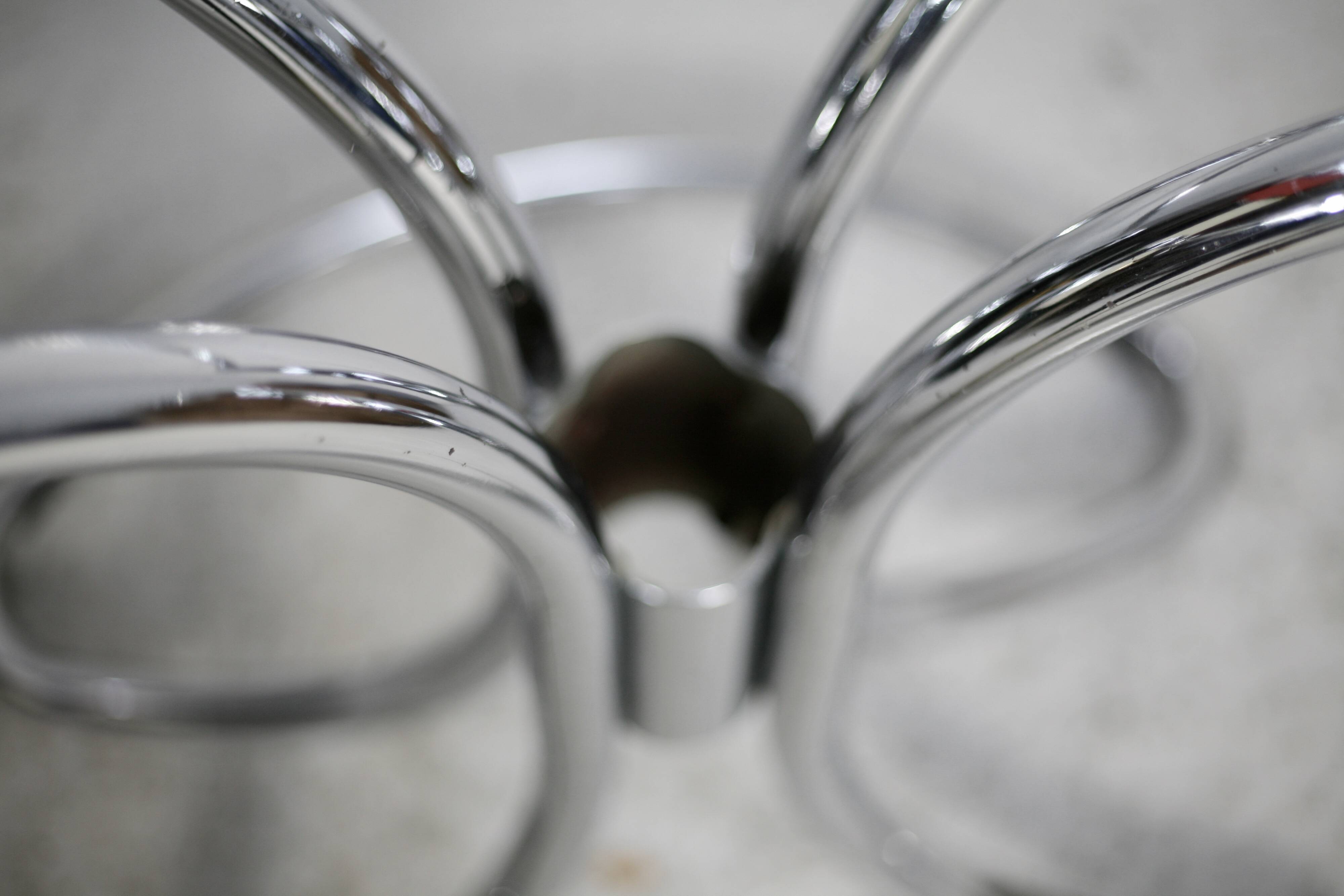 Table style Gastone Rinaldi, Italie, circa 1970. Acier chromé et dalle verre fumé.