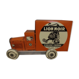 Camion en tôle