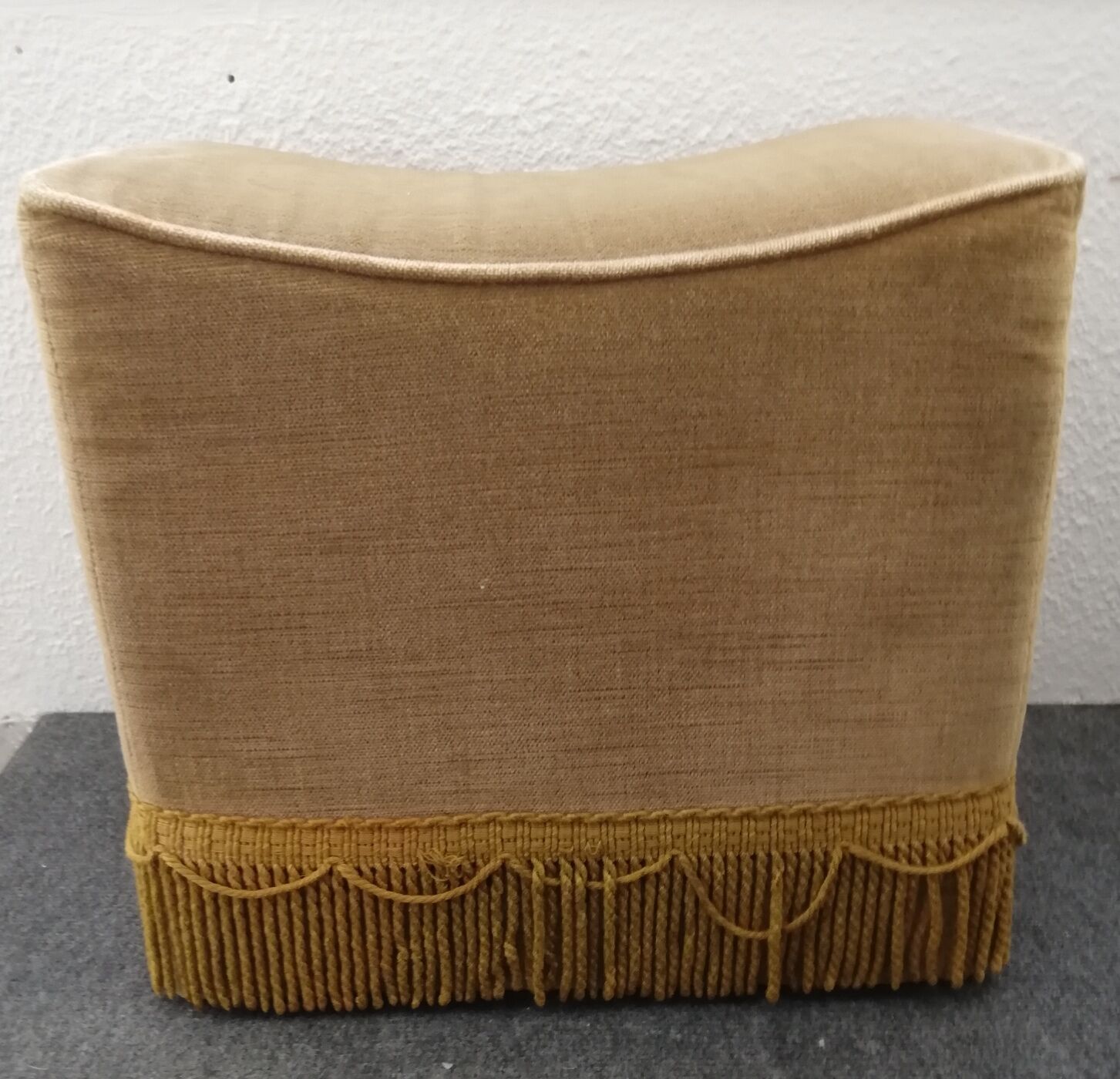 Pouf à franges en velours jaune 1960