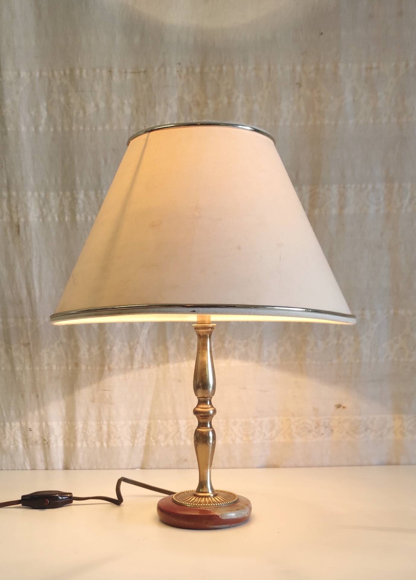 Table lamp base in brass, neo-classical style - mid 20th century.