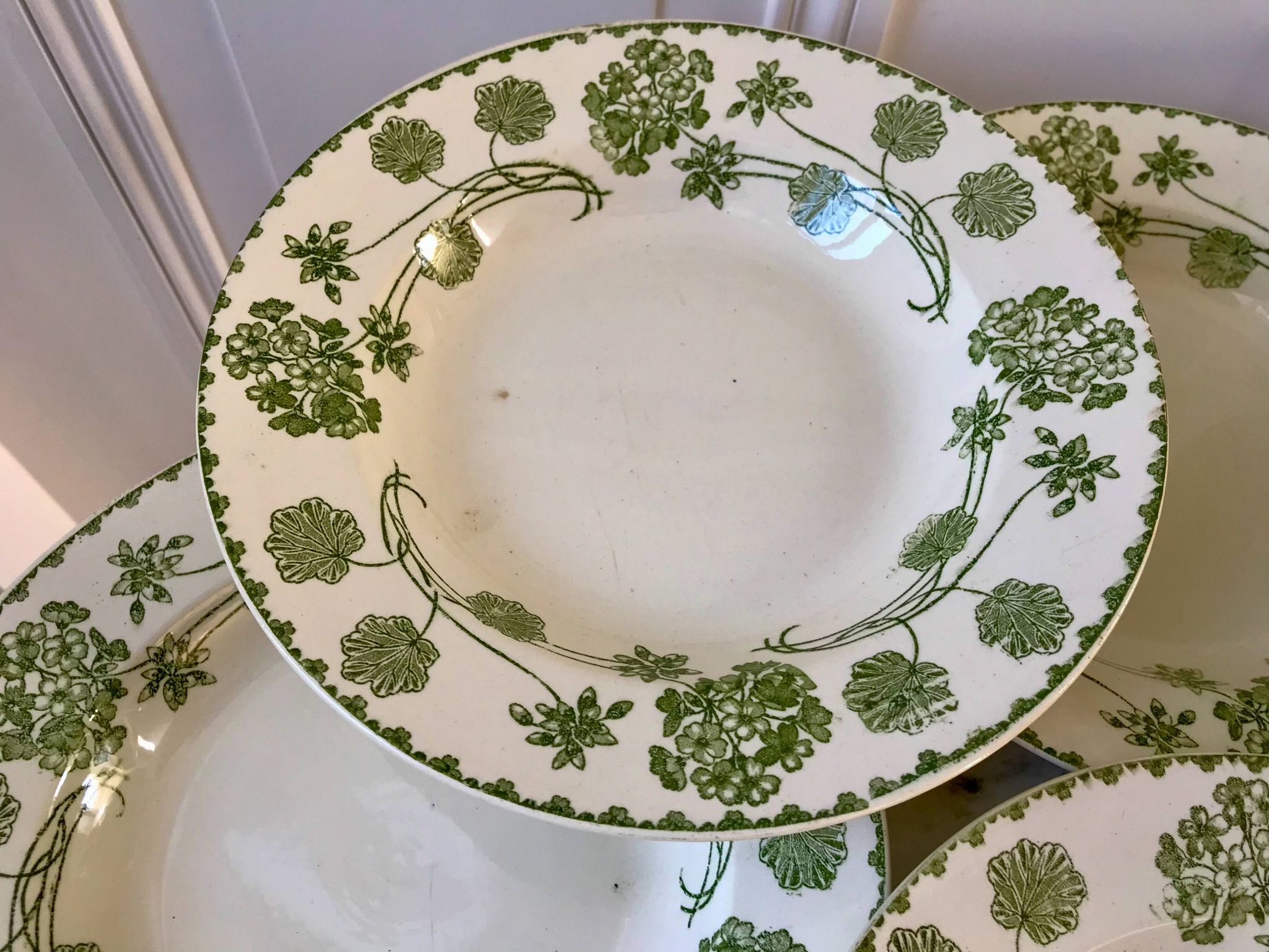 set of 8 hollow plates in Digoin Sarreguemines Iron Earth model "Geranium" green late 19th century