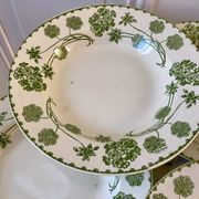 set of 8 hollow plates in Digoin Sarreguemines Iron Earth model "Geranium" green late 19th century