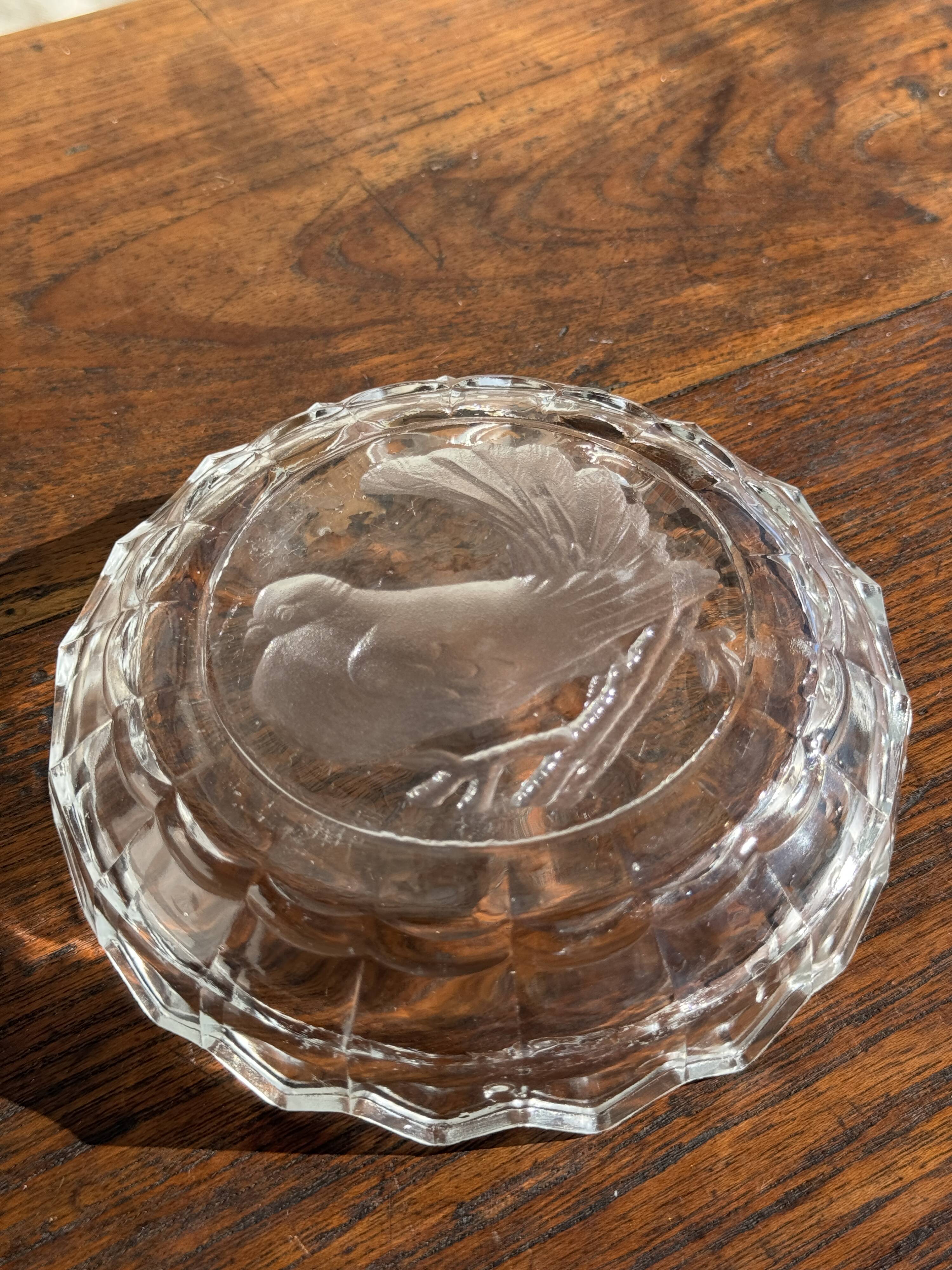 Pressed glass ashtray with dove pattern D:13.5