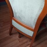 Fauteuil voltaire et un repose pieds