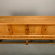 Henning Kjærnulf grand buffet mid-century brutaliste en chêne, années 1960
