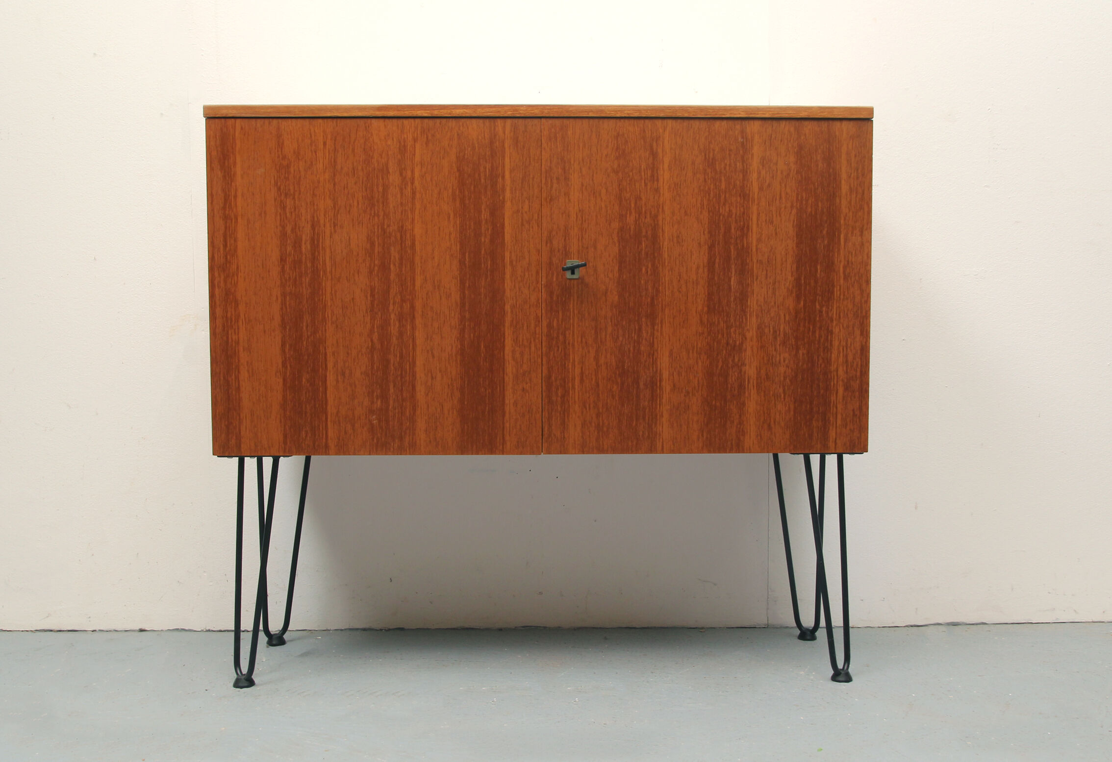 Buffet des années 1960 en teck et formica avec pattes en épingle à cheveux