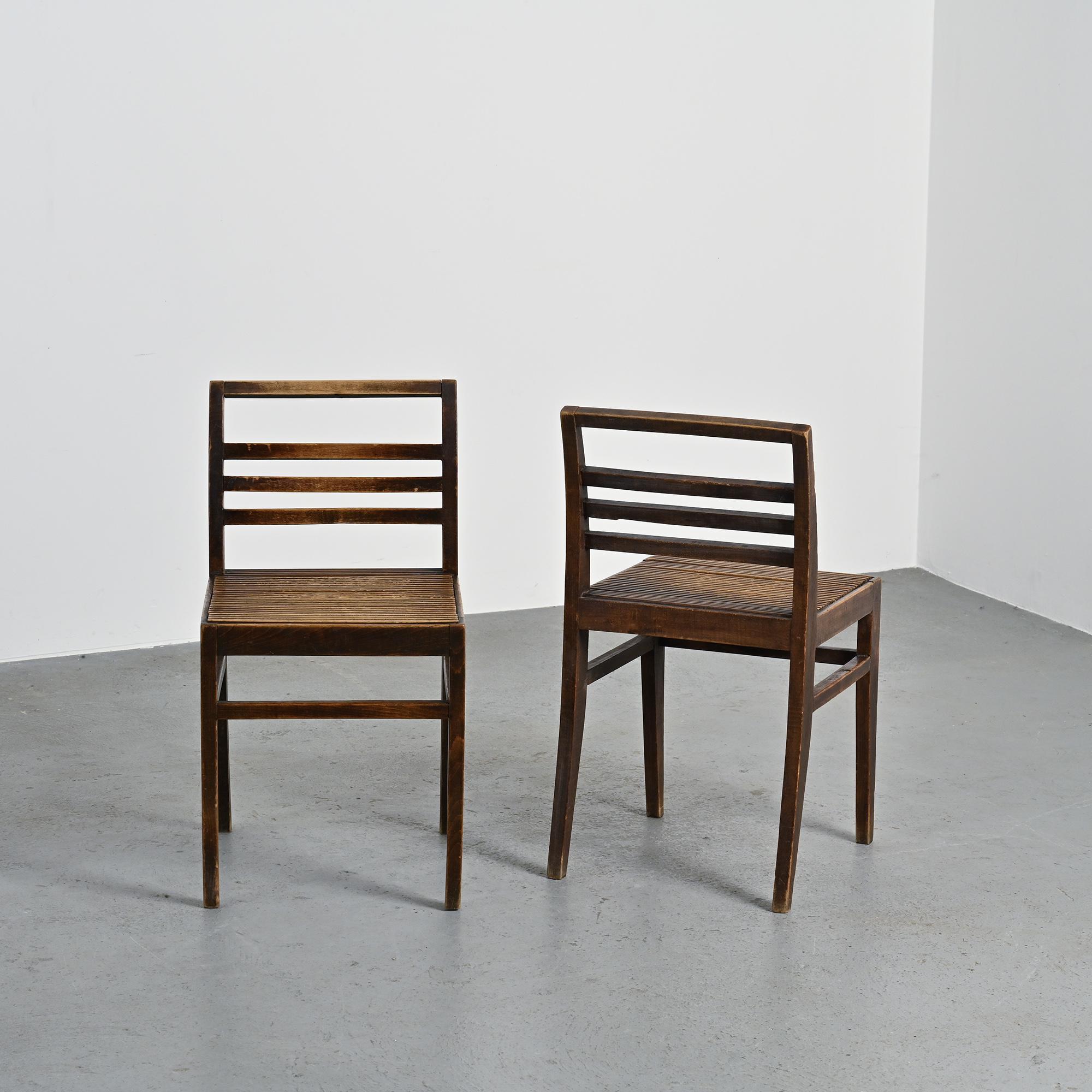 Paire de chaises 103 en hêtre teinté par René Gabriel, circa 1943