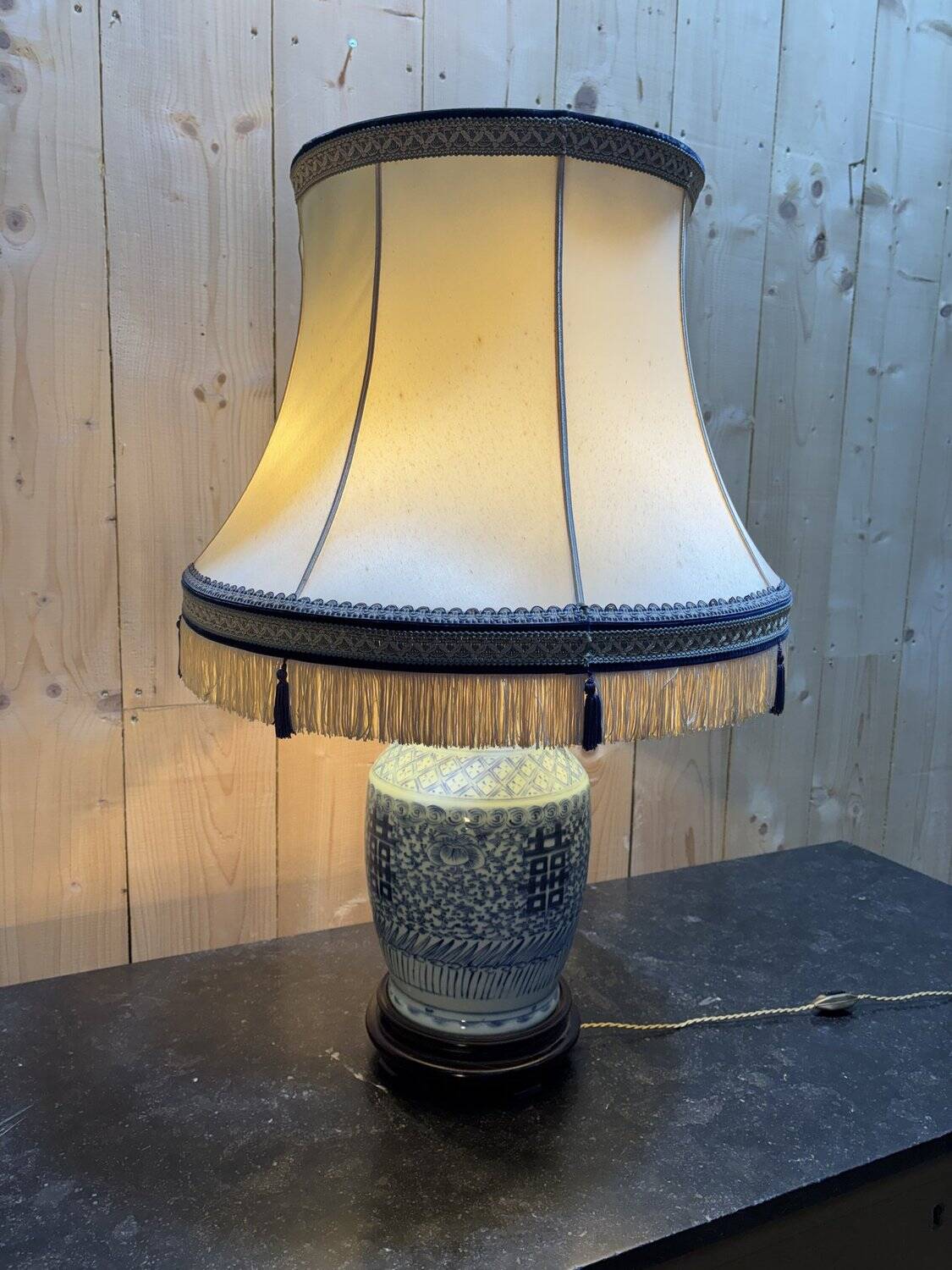 Enamelled porcelain lamp