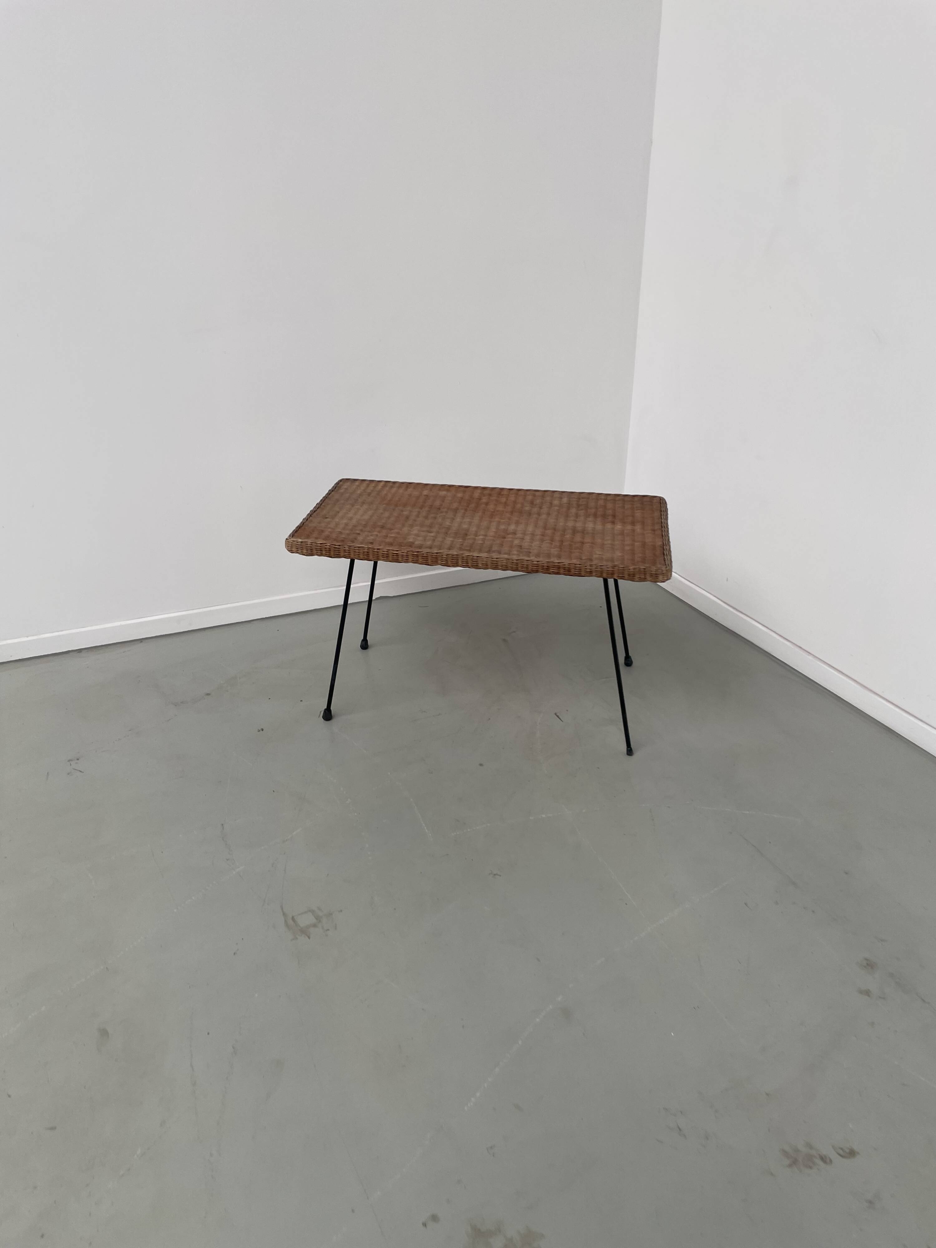 Table basse osier tressé et métal 1960
