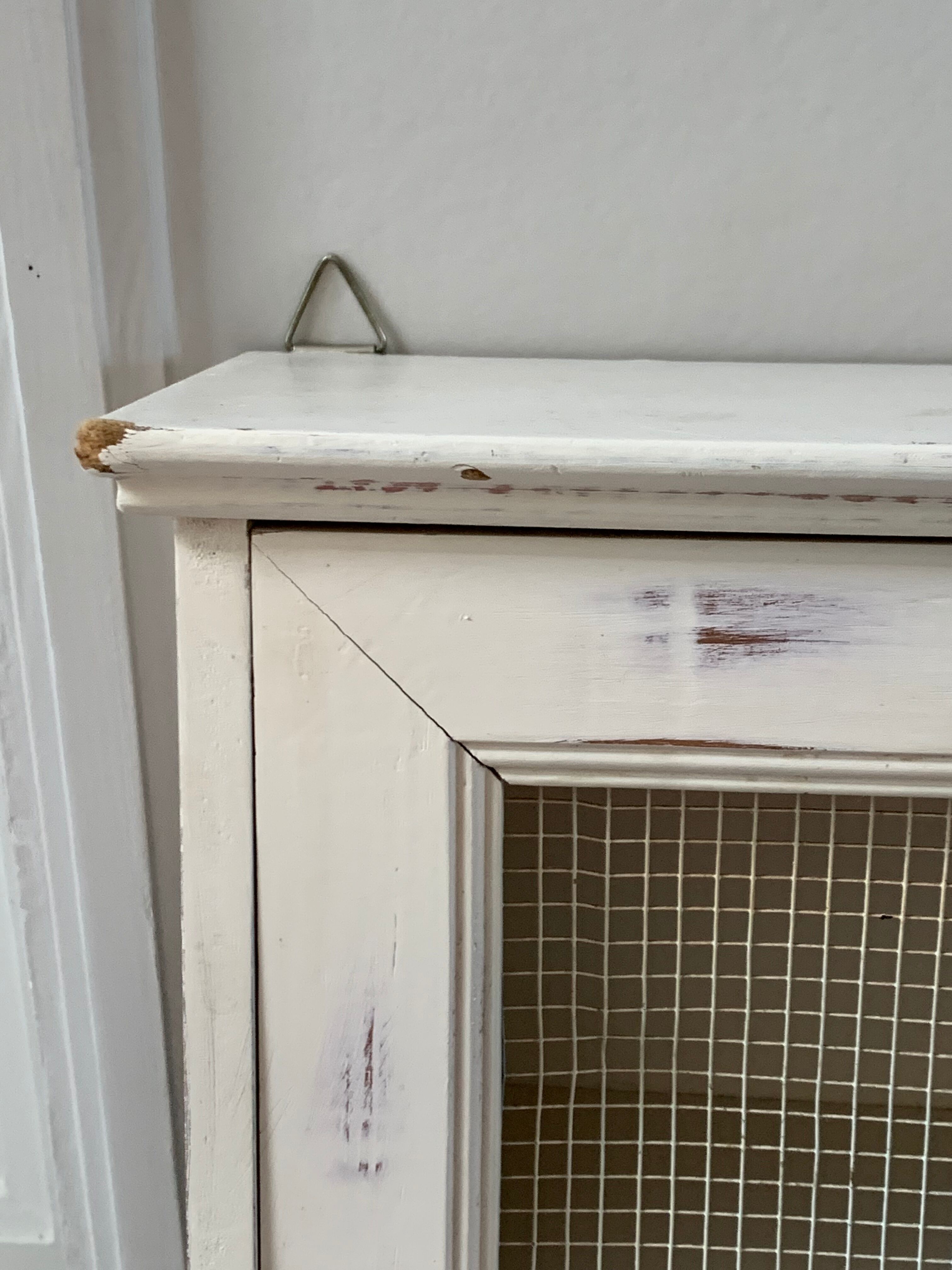 Hanging cabinet
