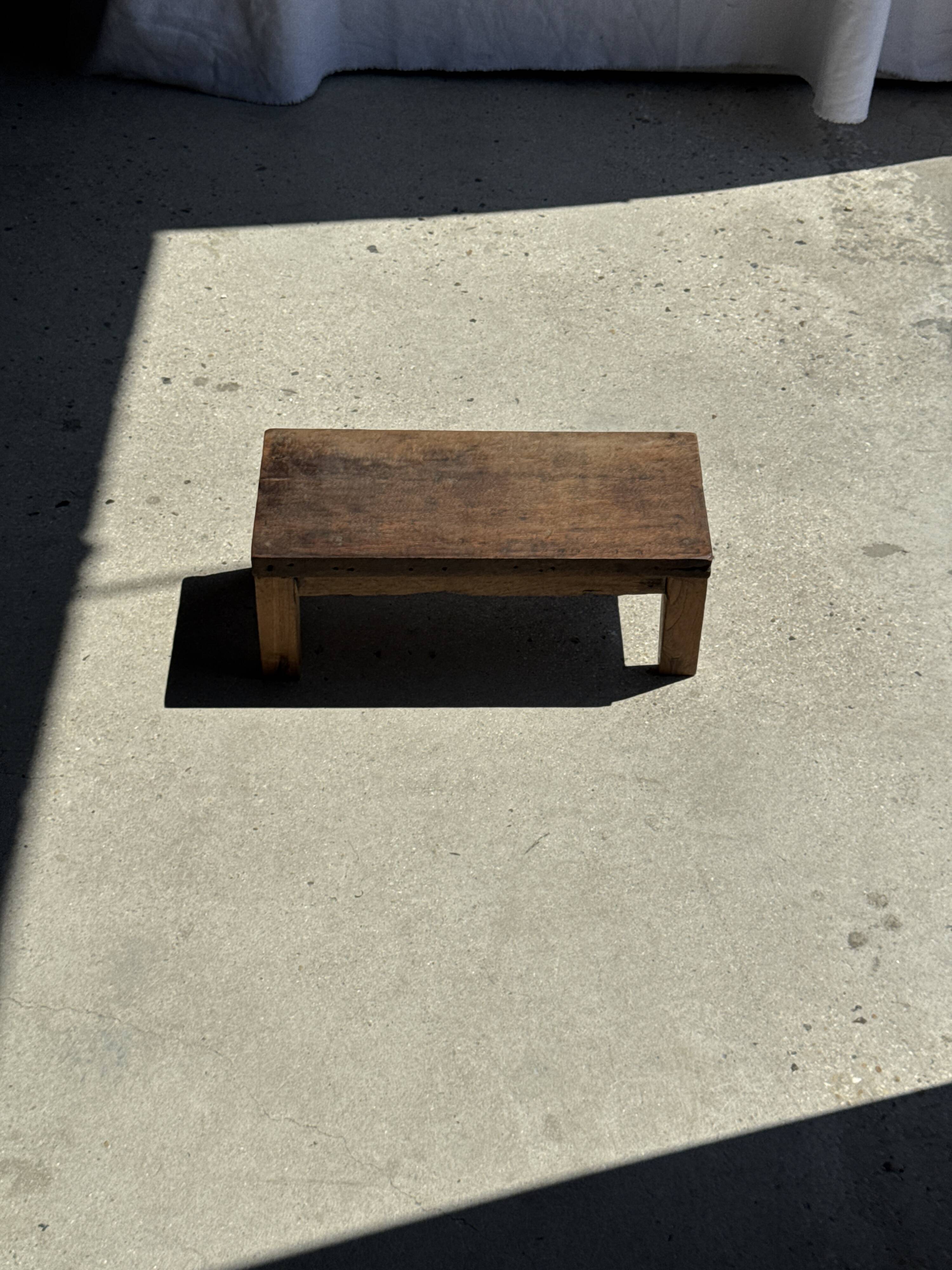 Petit banc en teck ancien rectangulaire quadripode d'Indonésie H20 L45