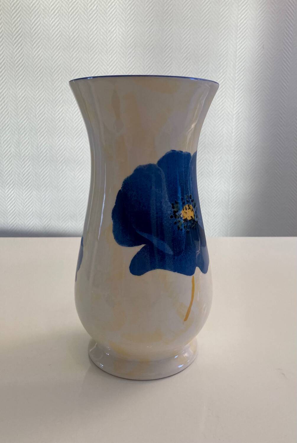 Lunéville earthenware vase from the "Blue Anemone" collection.