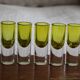 Lot de 5 verres à liqueur en verre vert