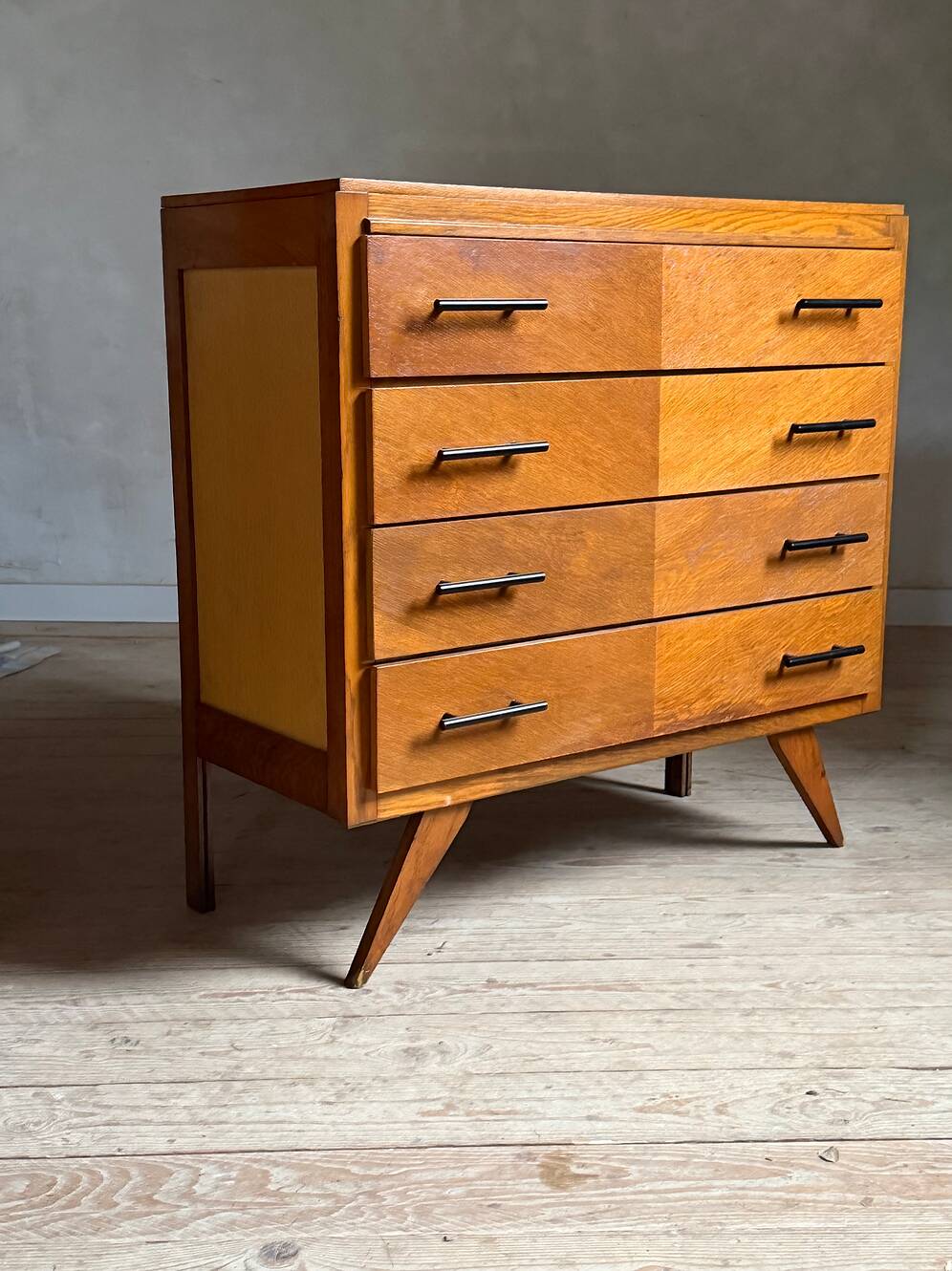 Commode vintage en chêne 4 tiroirs pied compas