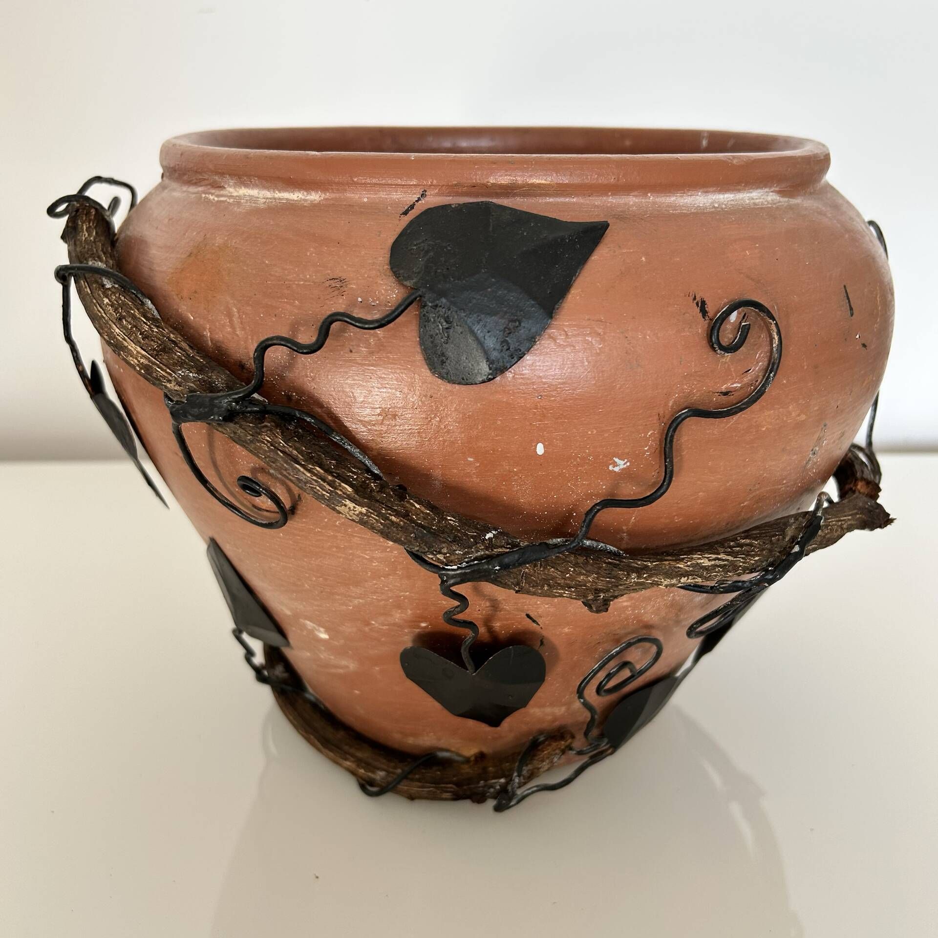 Decorative pot holder in wrought iron and wood