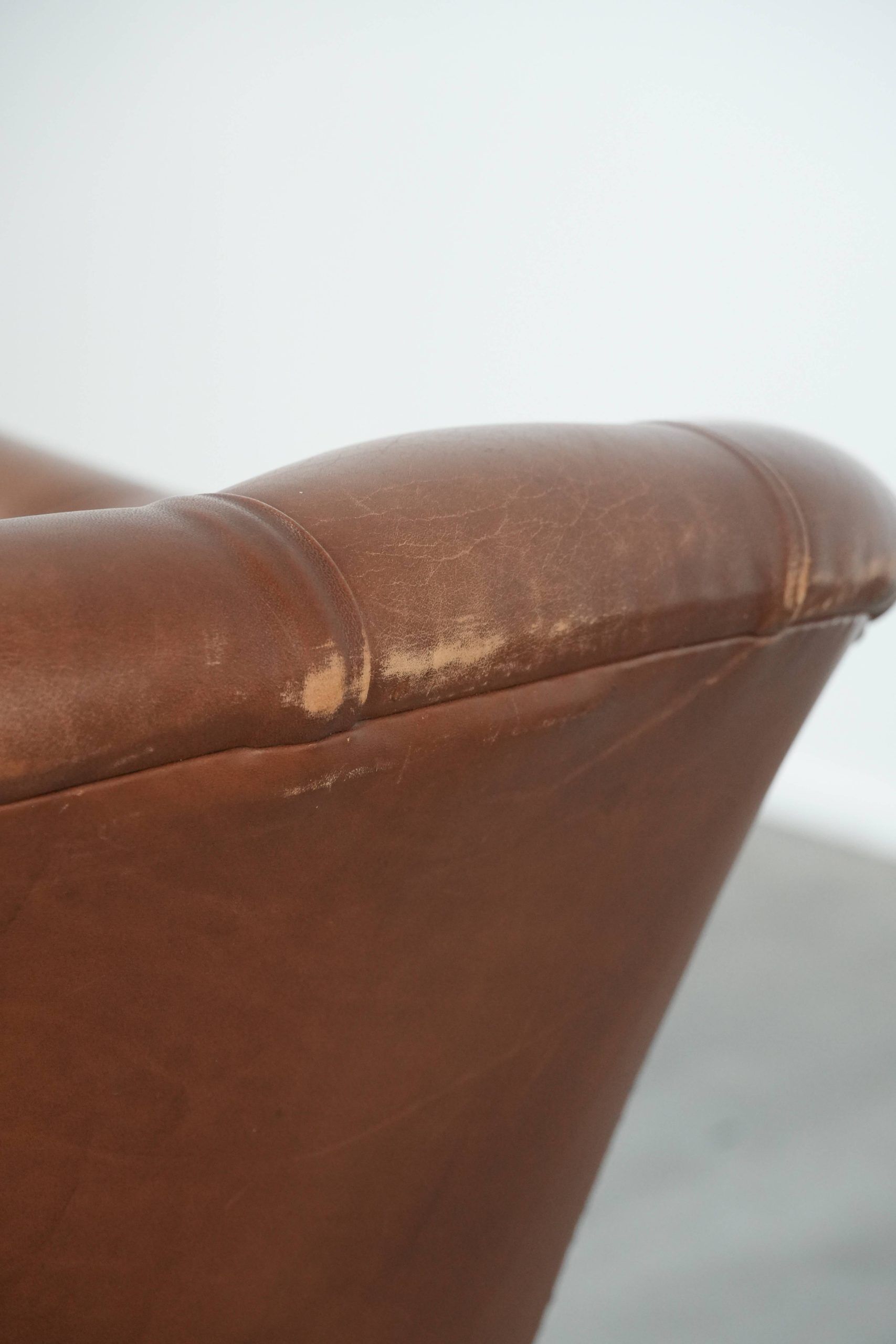Cow leather Chesterfield club armchair in English style