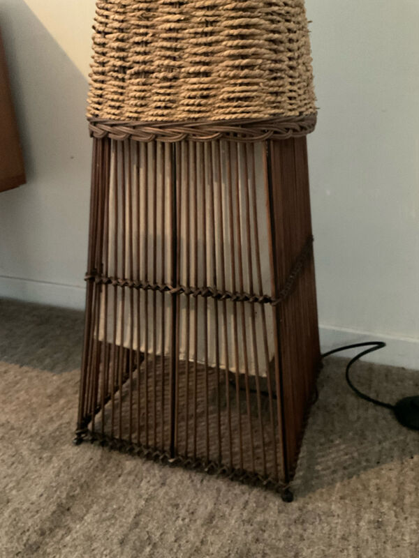 Lampadaire vintage en rotin et raphia