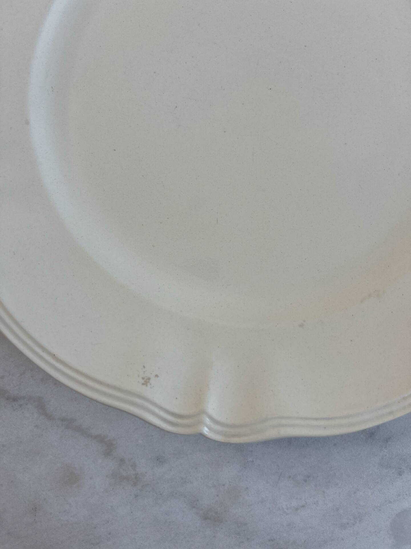 Sarreguemines Digoin — Ivory presentation plate, scalloped edge