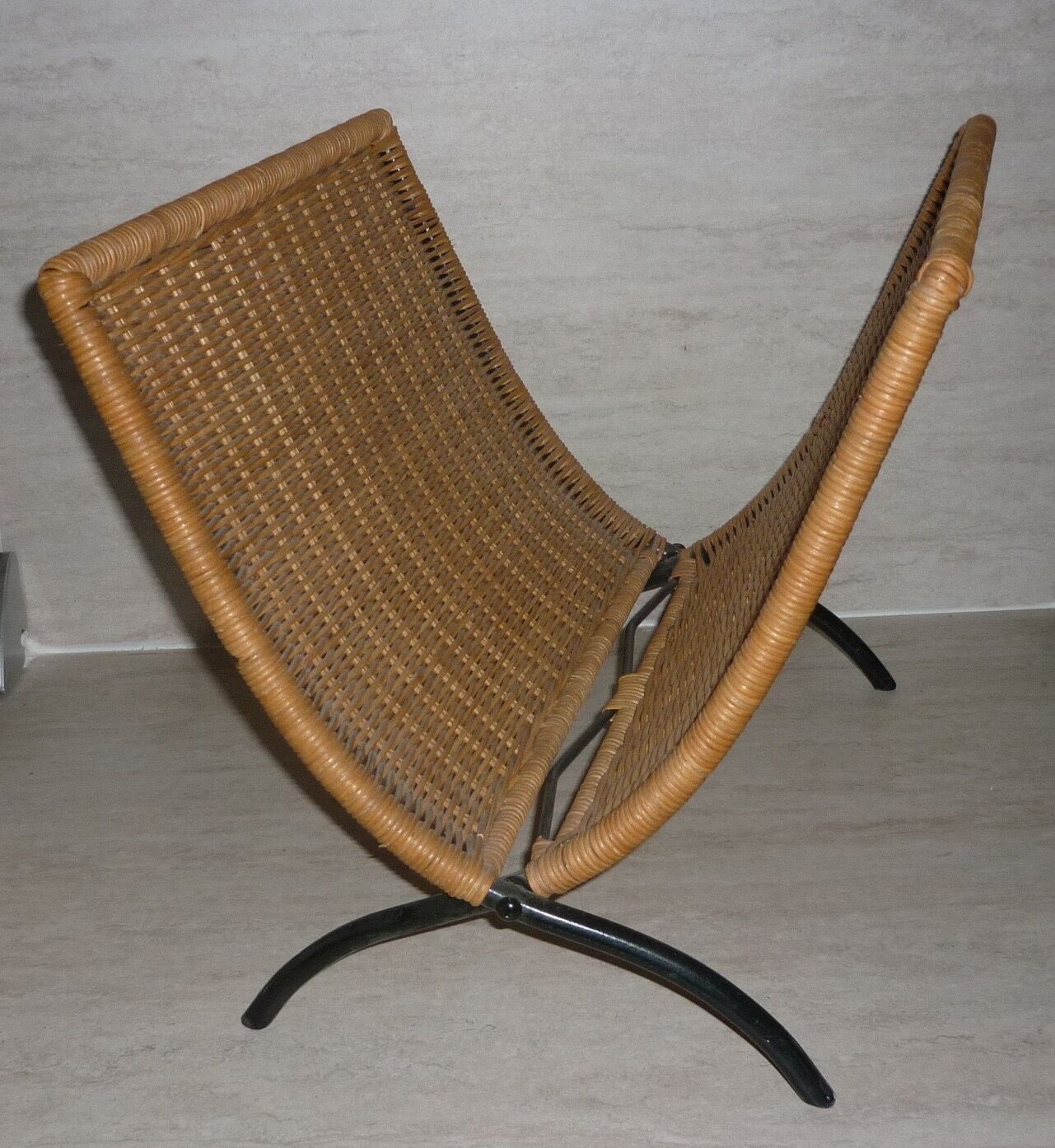 Porte-revues pliable en rotin et fer forgé