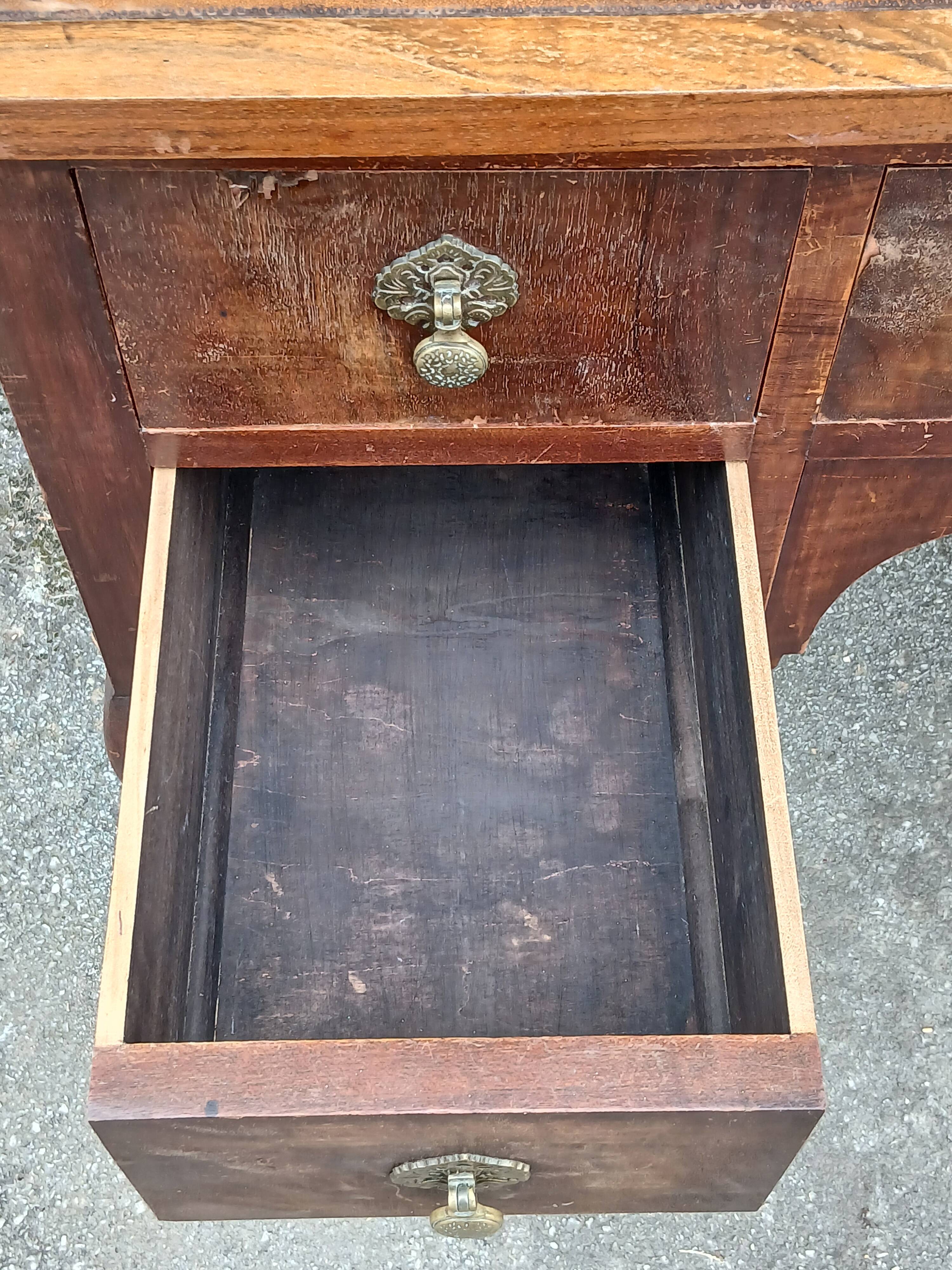 Chippendale-style desk in mahogany veneer.