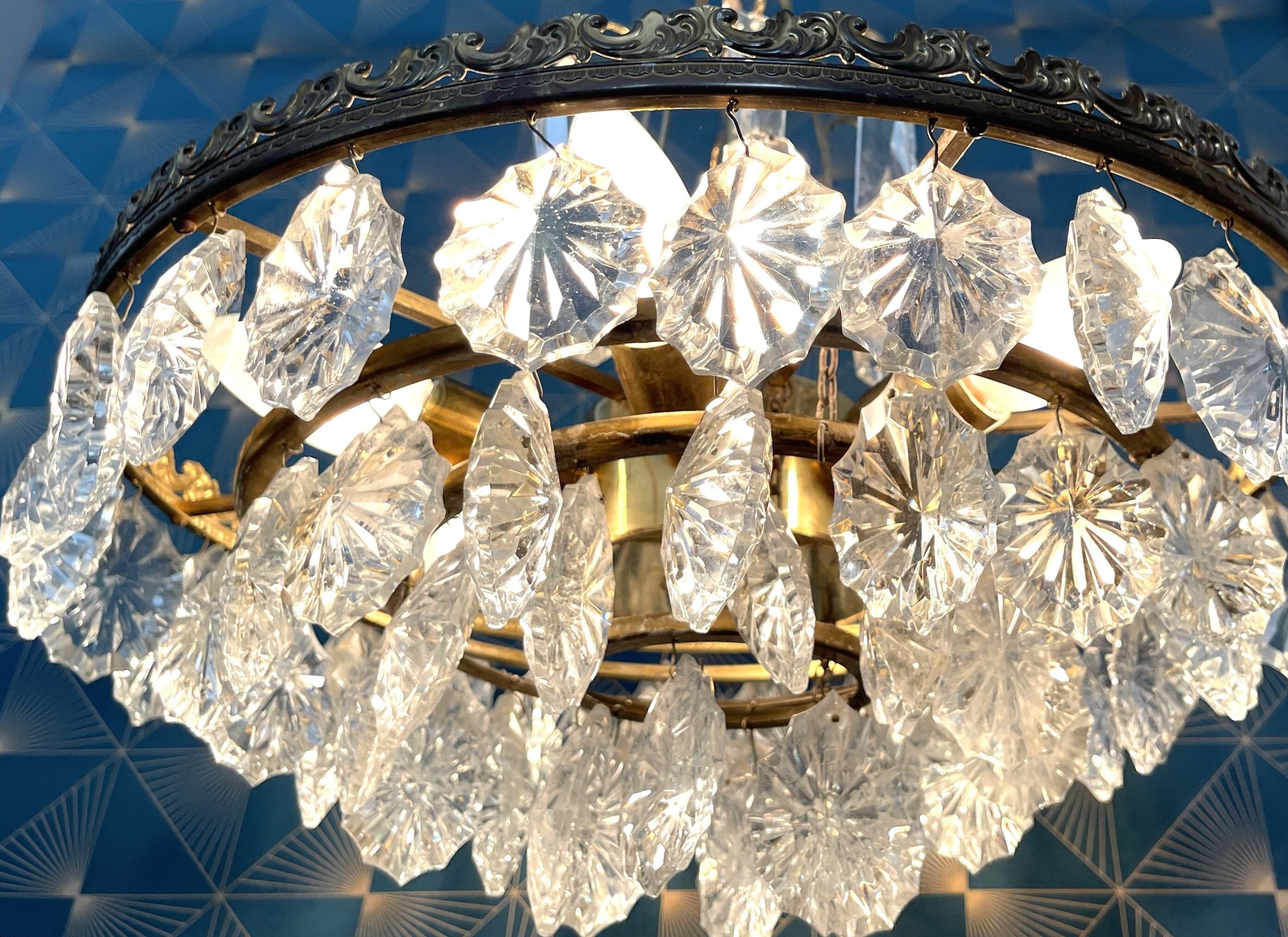 Brass chandelier and glass tassels, 3 floors, 6 burners