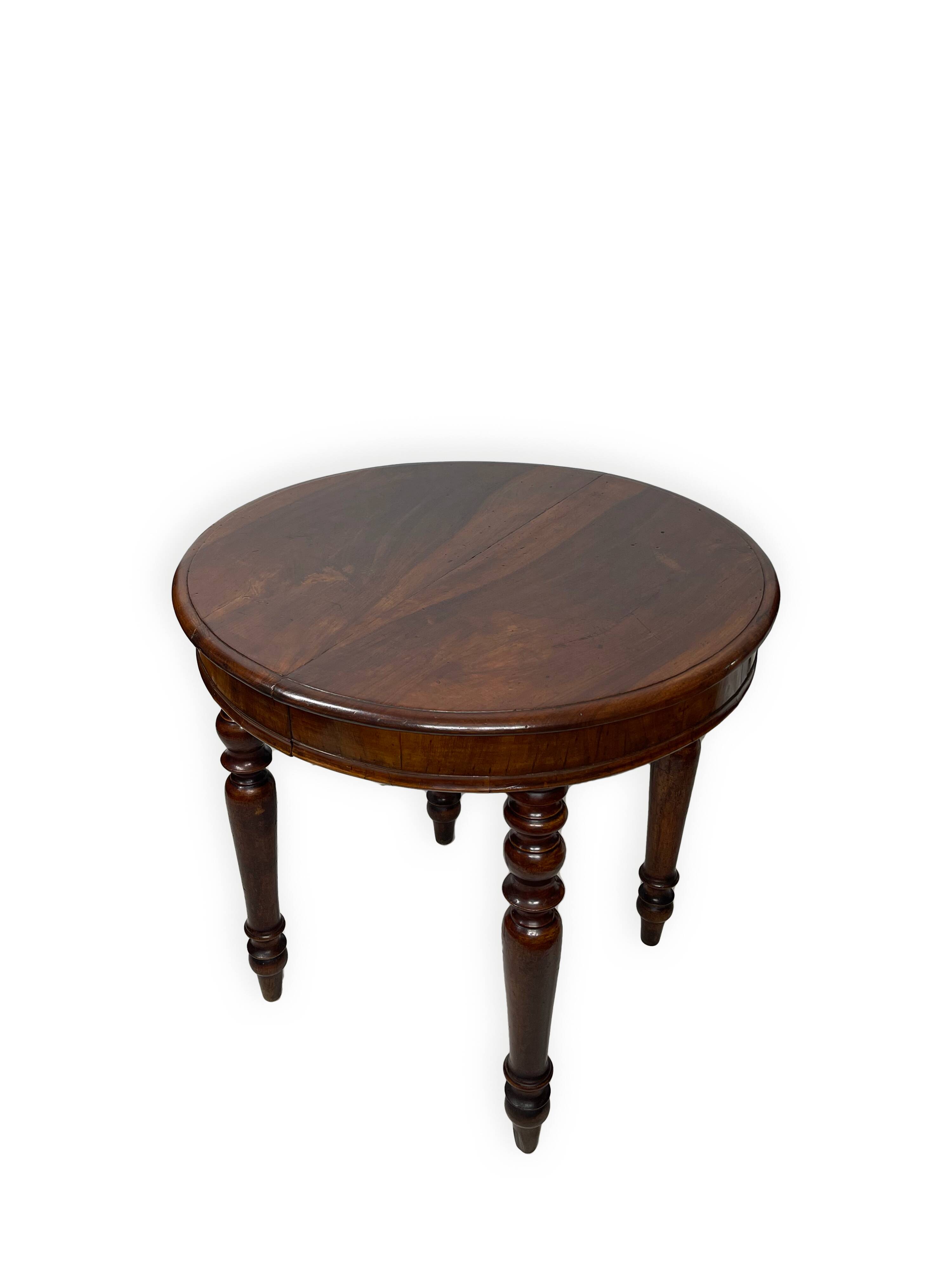 Table ronde italienne en noyer, années 1900
