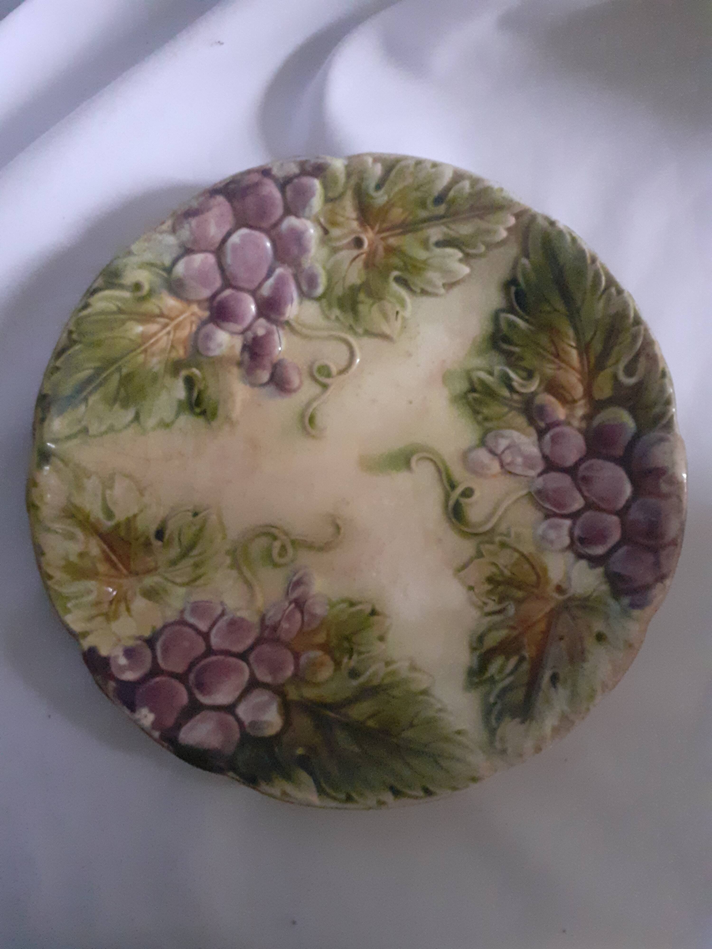 Onnaing barbotine plate - Grapes and leaves