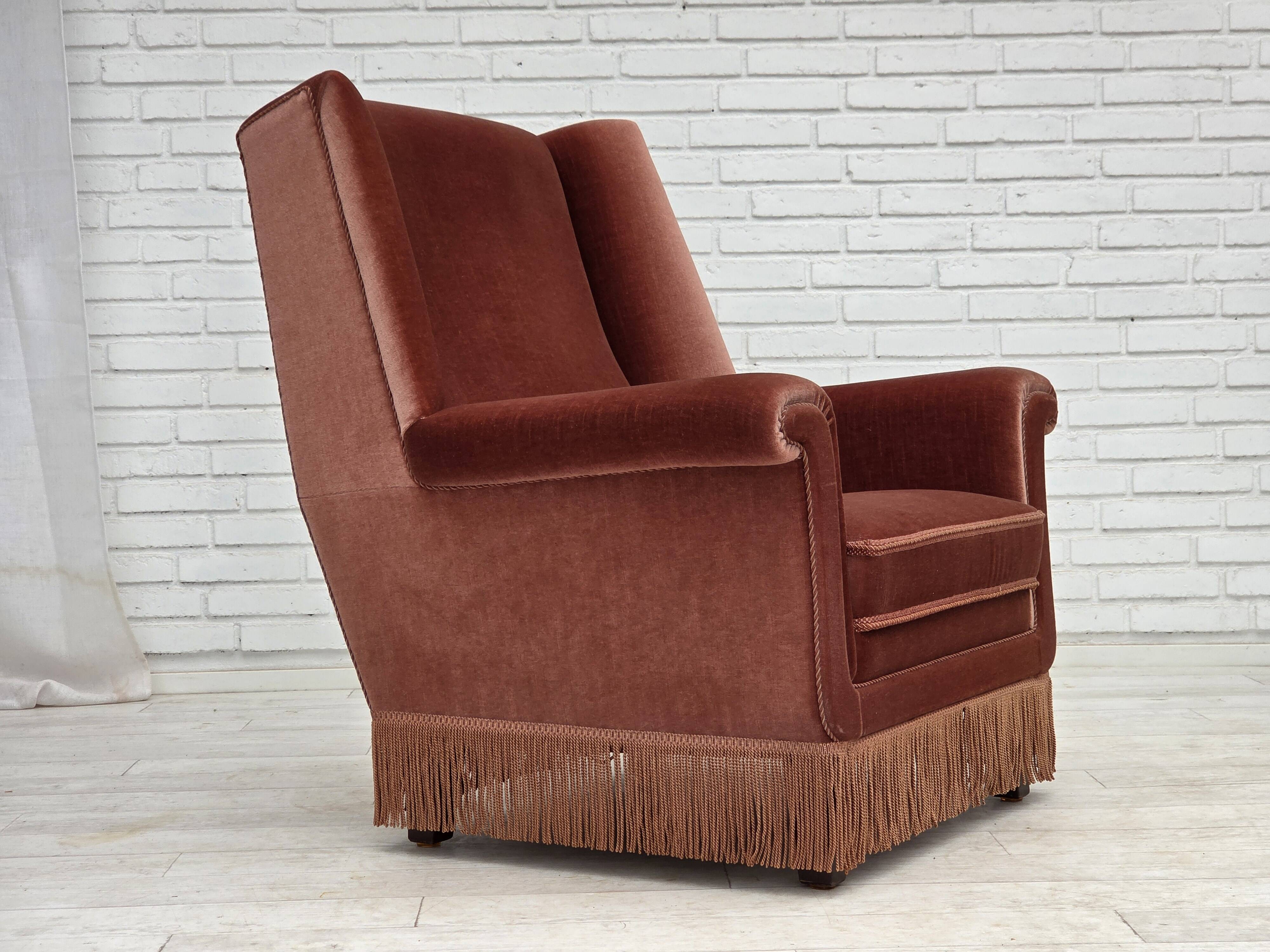 Fauteuil danois à dossier haut, années 1970, velours d'ameublement rose saumon, bois de hêtre.