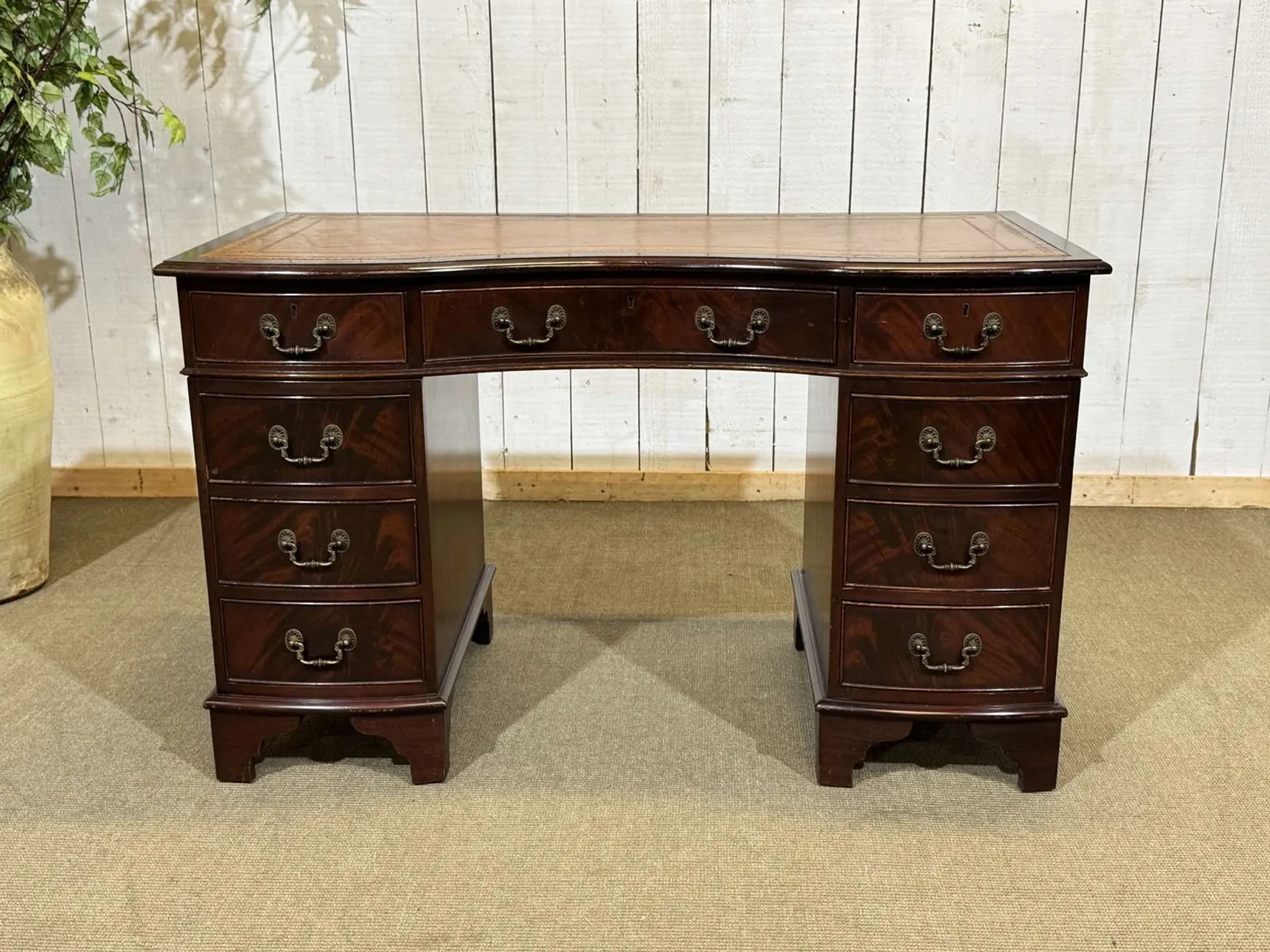 English desk with drawers from the 1950s in mahogany with a leather top.