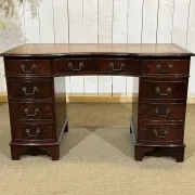 English desk with drawers from the 1950s in mahogany with a leather top.