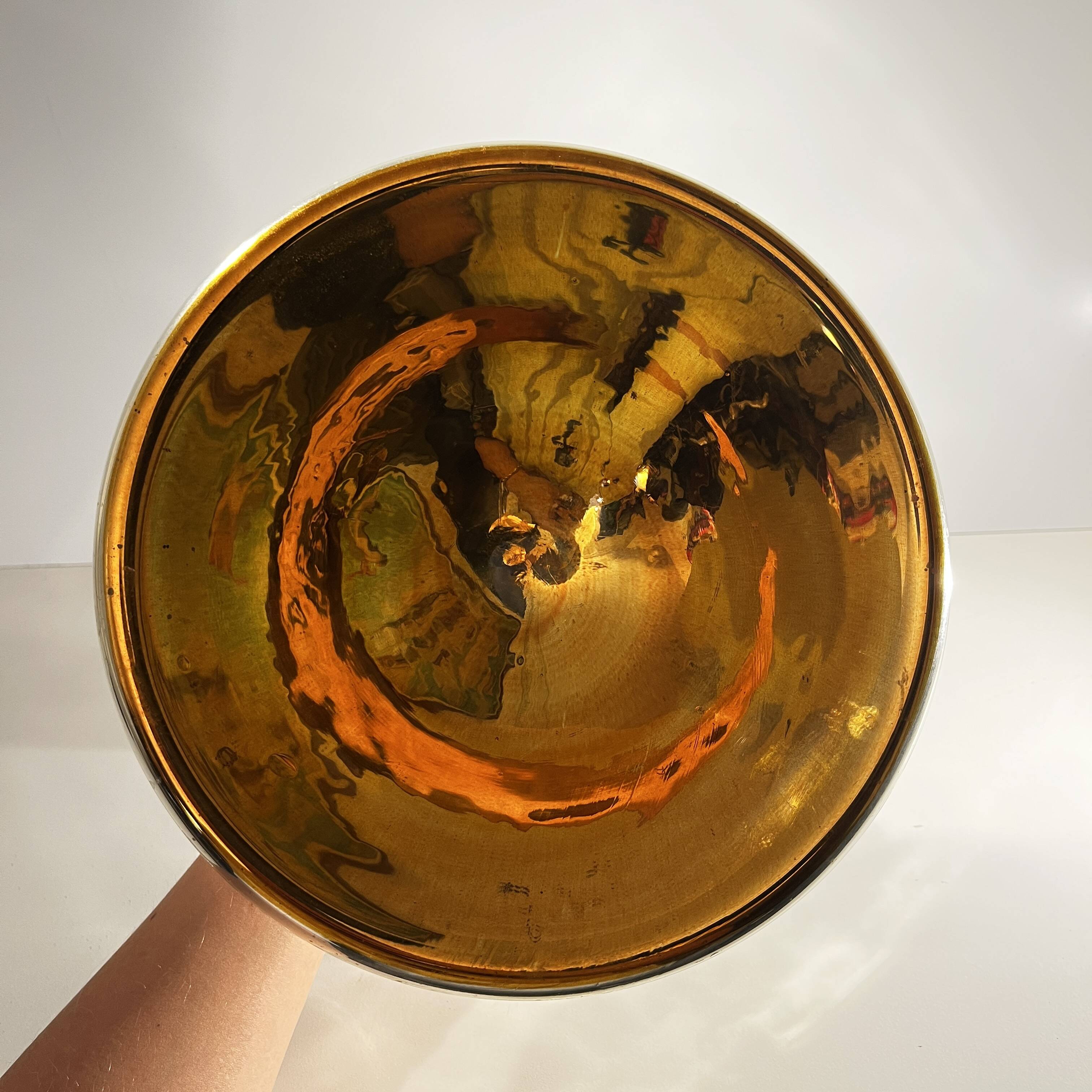 Cup in blown mercury and gilded glass called "sulfide", floral decoration engraved with