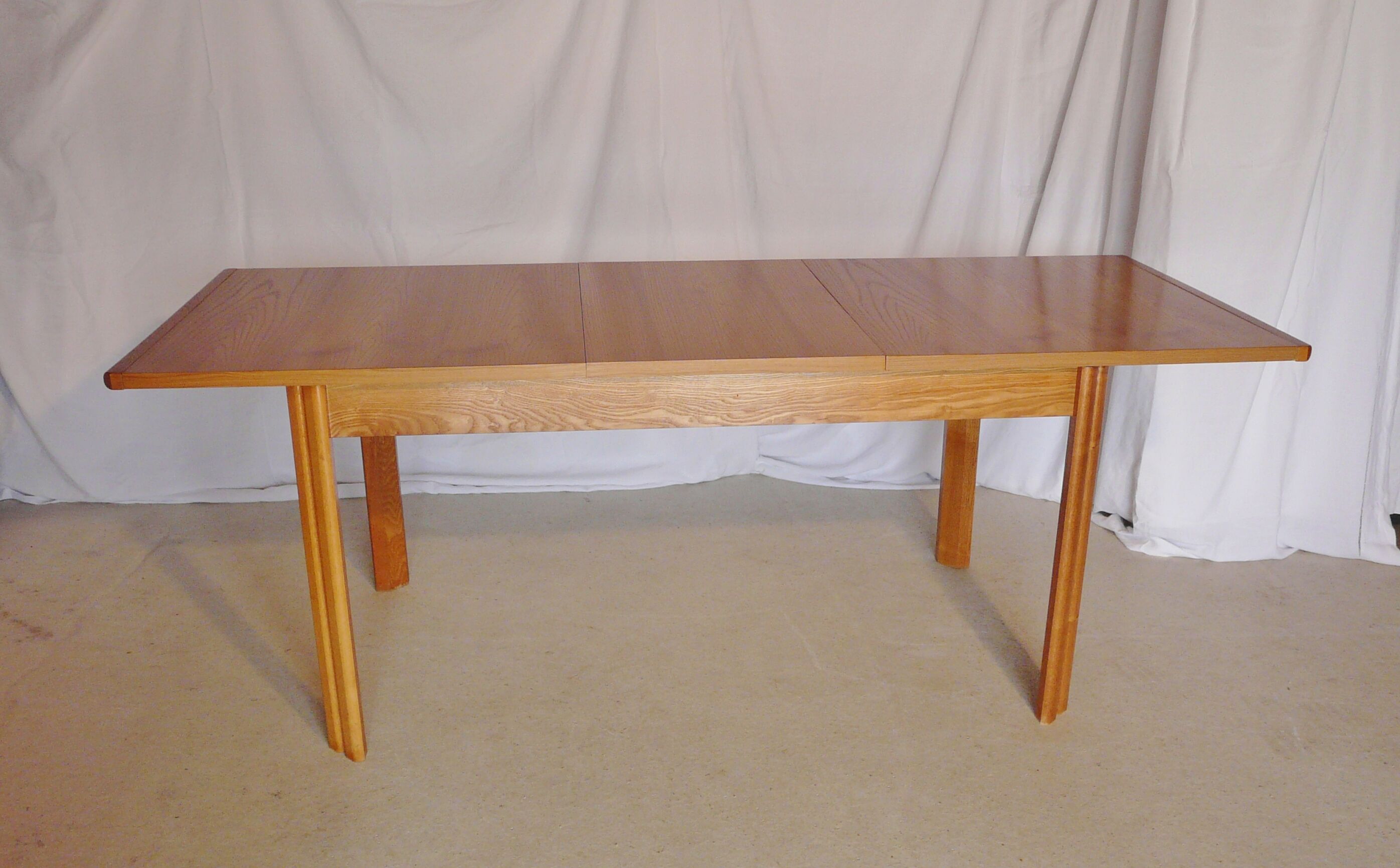 Extendable rectangular table in blond wood