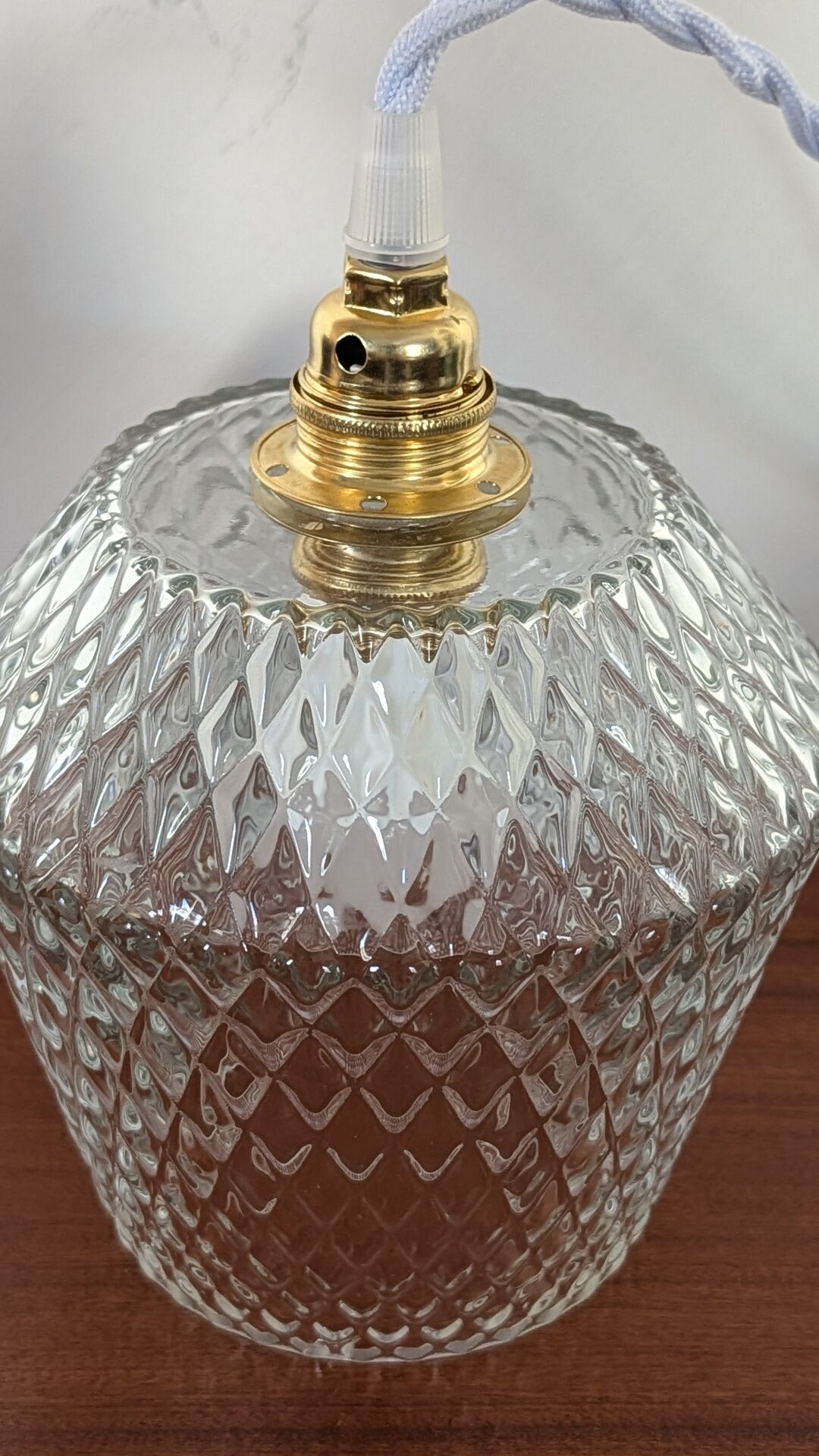 Suspension made of moulded glass with diamond pattern.