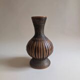 Vase en bambou tressé