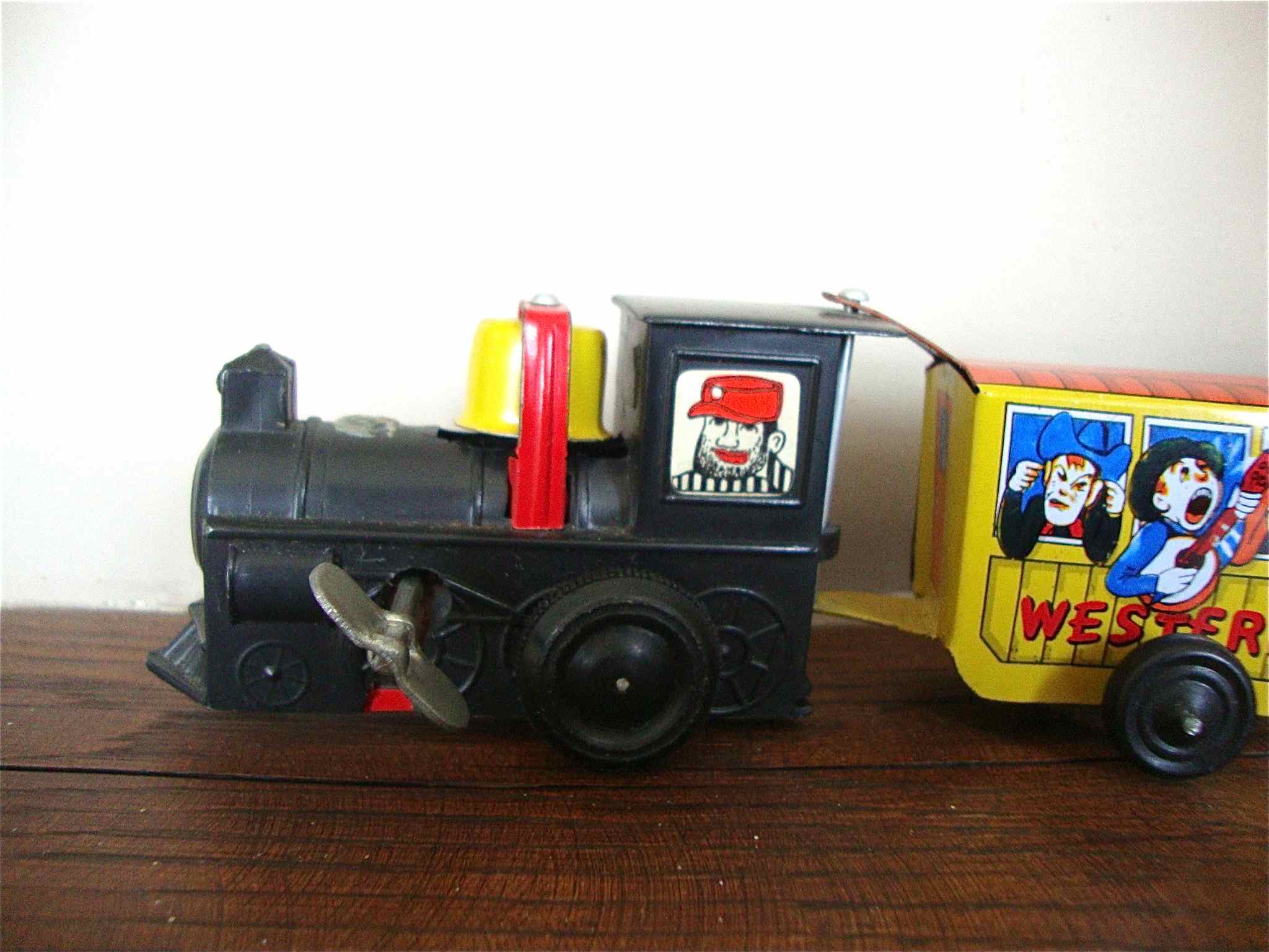 Mechanical train in painted sheet metal