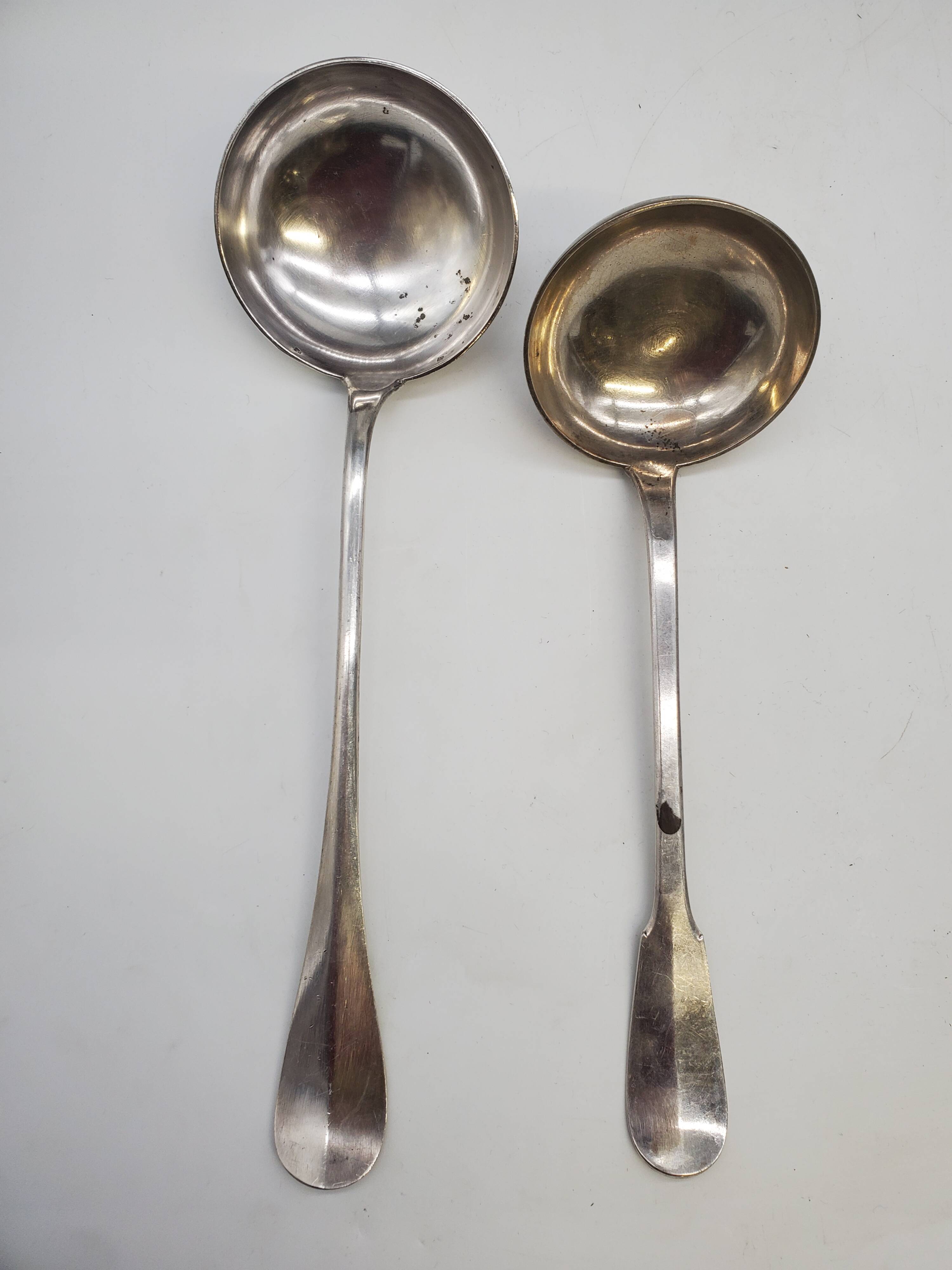 2 louches en métal argenté, modèle uniplat