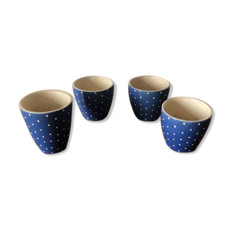Set de 4 petits mugs en faïence artisanale bleus avec un motif de petits pois blancs