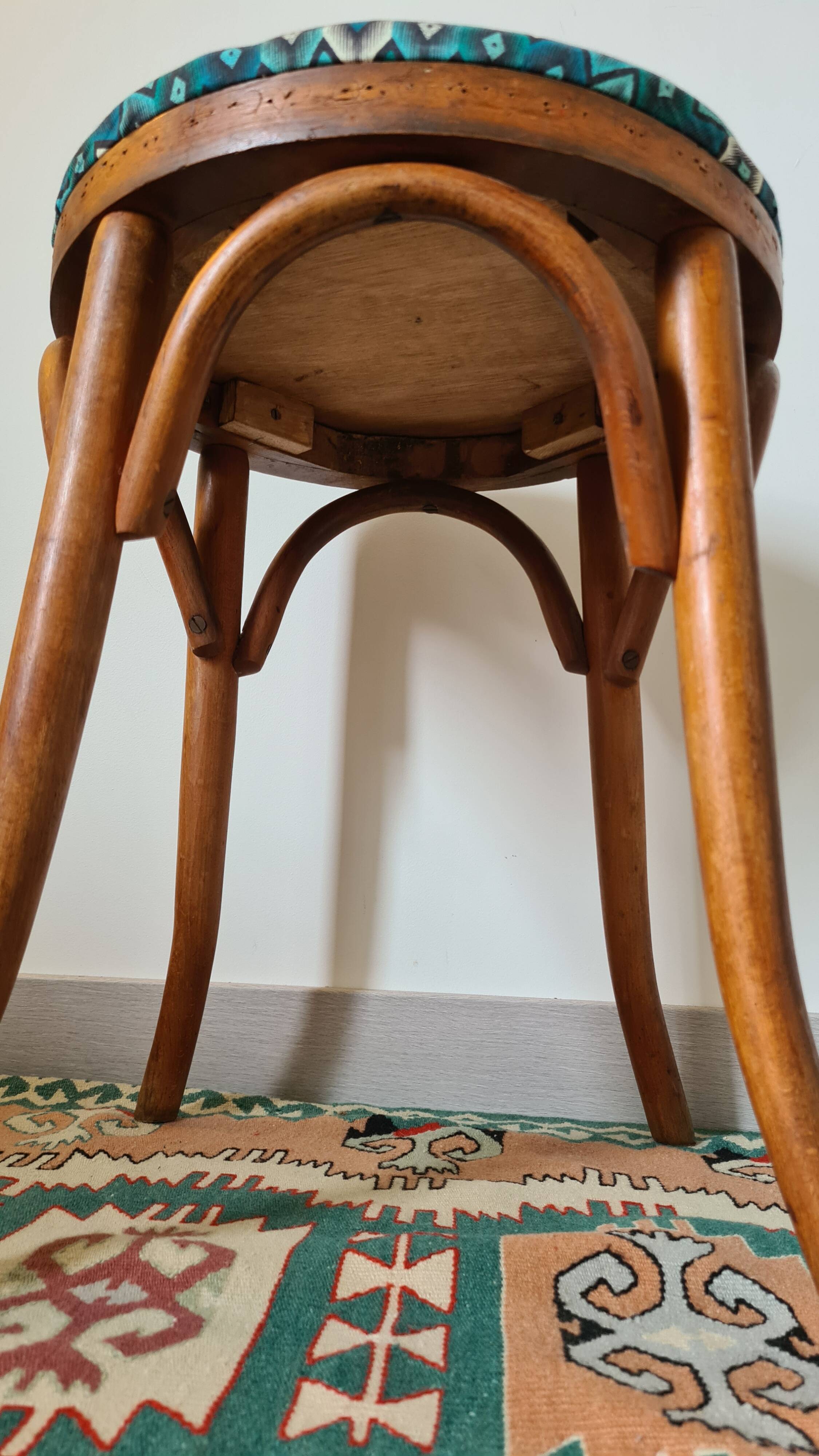 Tabouret en bois courbé vintage – tissu bleu graphique – années 50/60